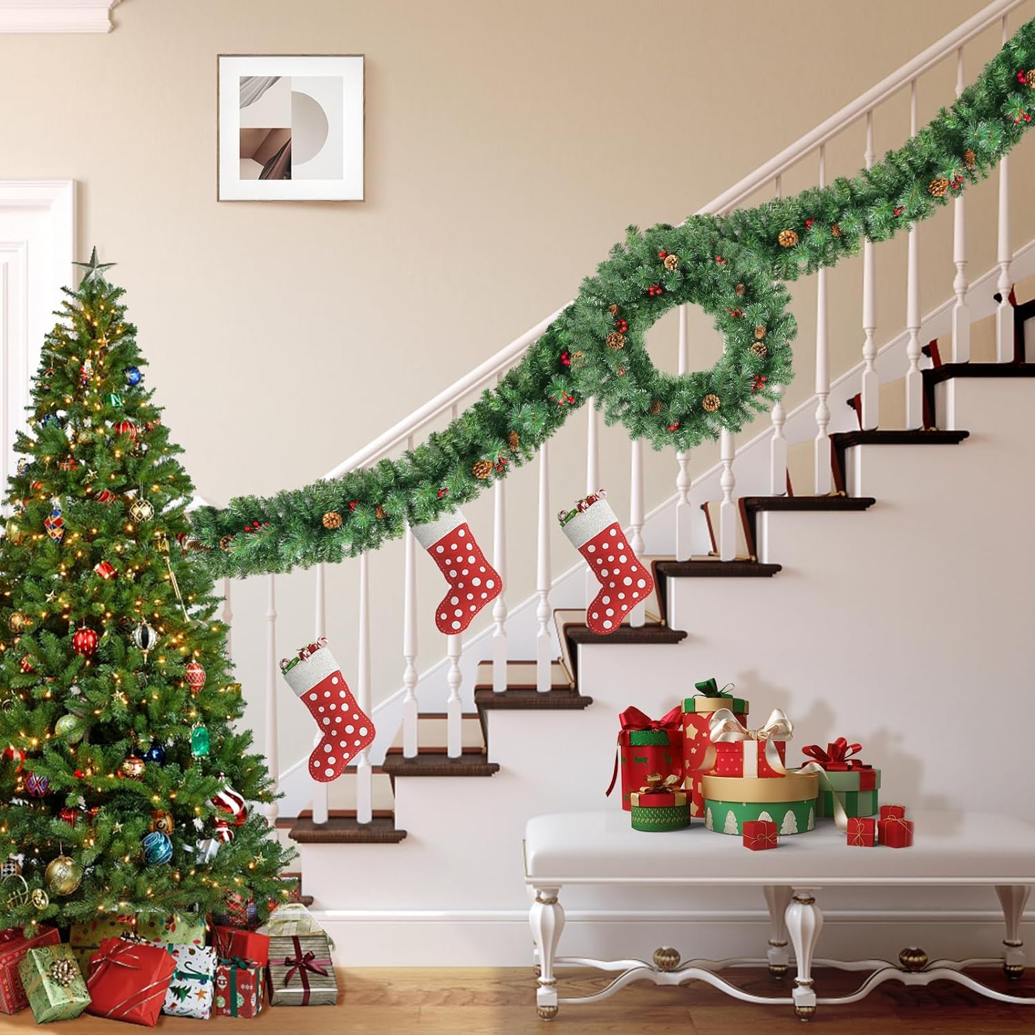 Uten Guirnalda de Navidad Artificial, Corona de Pino de PVC de 2,7 m, 12 Piñas y 12 Frutos Rojos, 240 Ramas, Decoración Navideña, Adecuada para Marcos de Puertas, Chimeneas, Escaleras, Ventanas