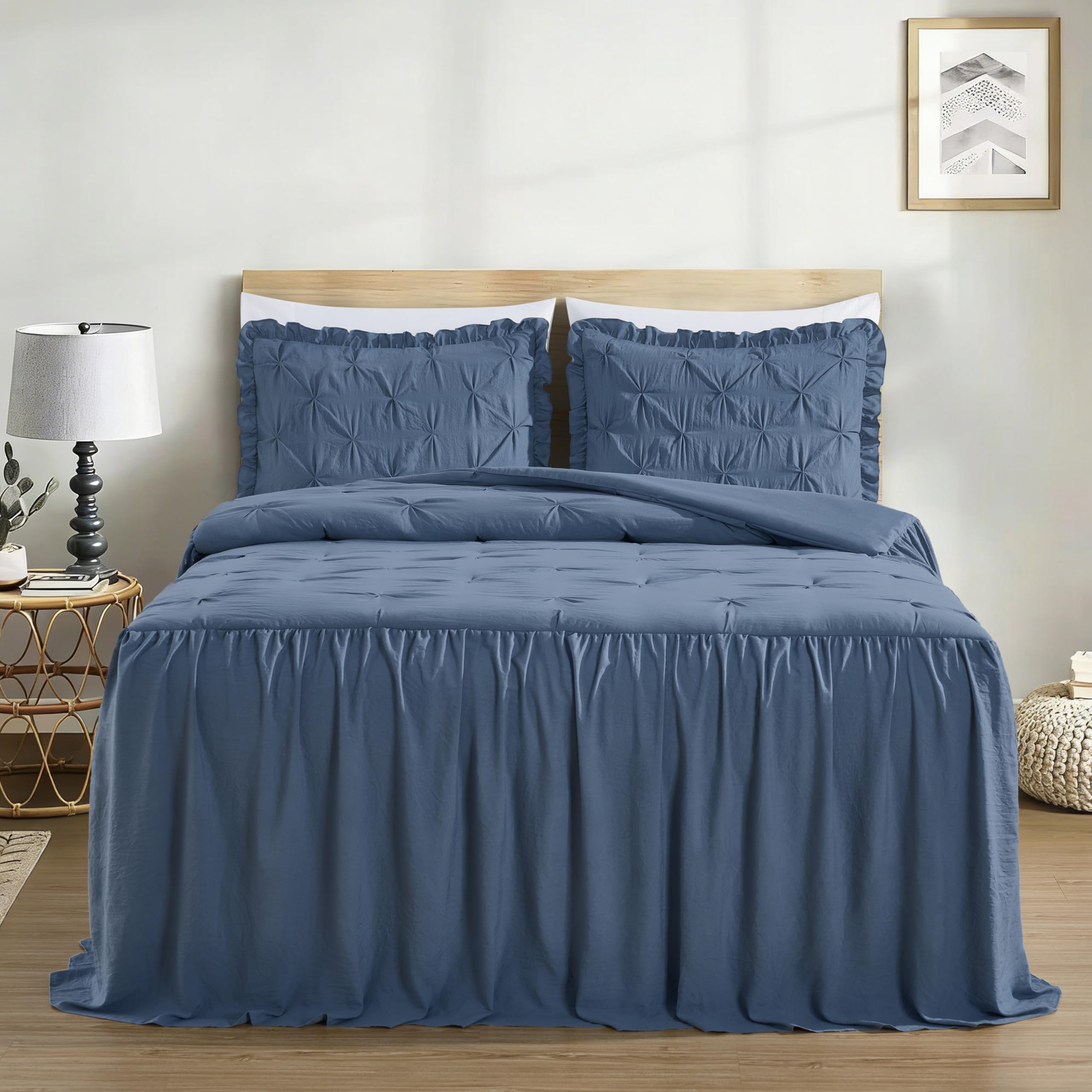 Chezmoi Collection Aria - Juego de colcha de 3 piezas con falda plisada con volantes, estilo rústico francés, tamaño King, color azul polvoriento