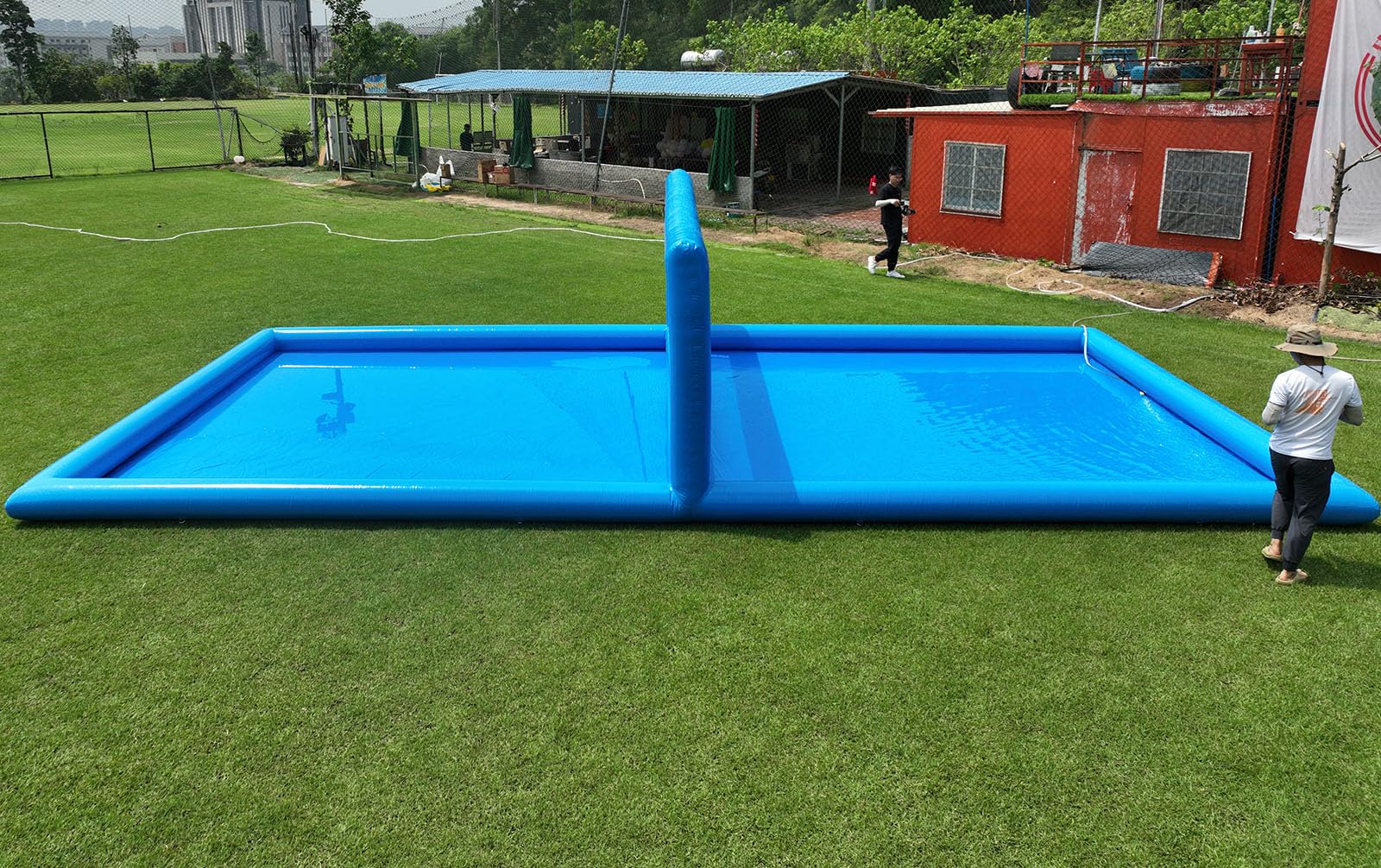 Campo da pallavolo all'aperto - Campo da piscina gonfiabile da 10,1 m con rete da beach volley, campo acquatico sport gioco - PVC di grado commerciale, pompa ad aria 800 W - 10,1 x 5,0 x 2,1 m