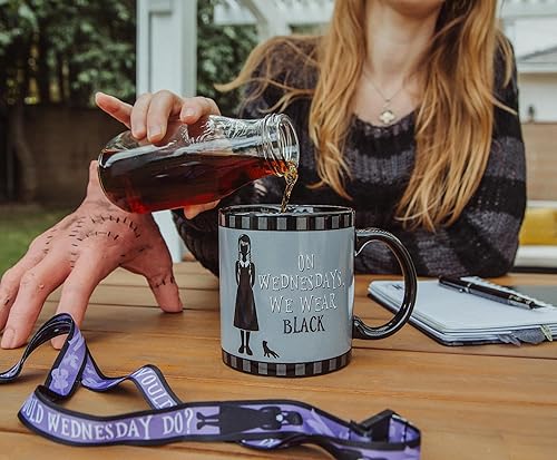 Miniatura 9 de Silver Buffalo Wednesday Addams I'm Not Weird, Everyone Else Is - Taza de cerámica, 20 onzas