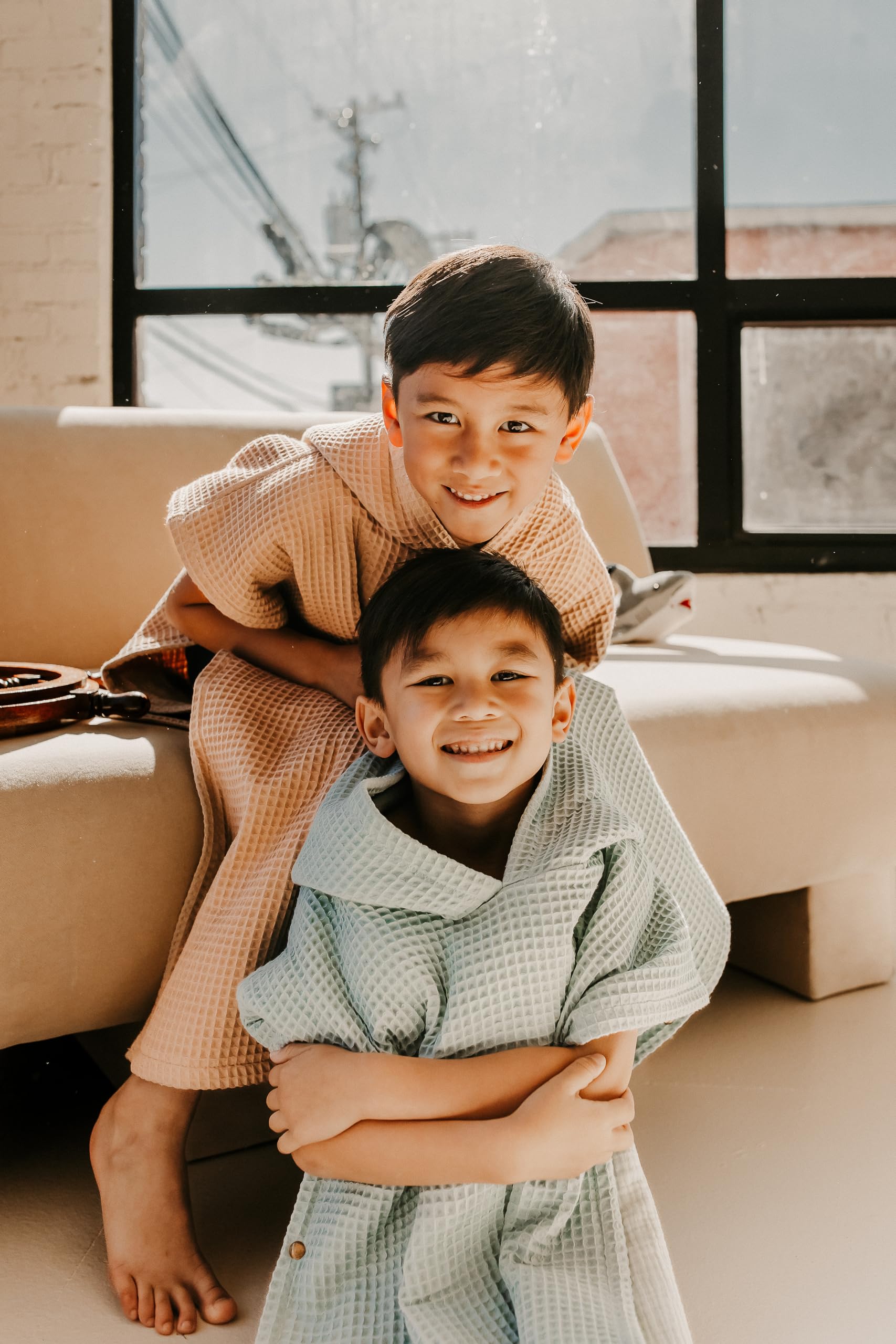 Jade&Kai Kapuzenhandtuch für Kinder, lässt sich in einen Poncho einrasten, Bio-Baumwolle, Waffelmuster, leicht und saugfähig, Bad, Strand und Pool, mehrere Farben, Größe L (6–10 Jahre), Sand)