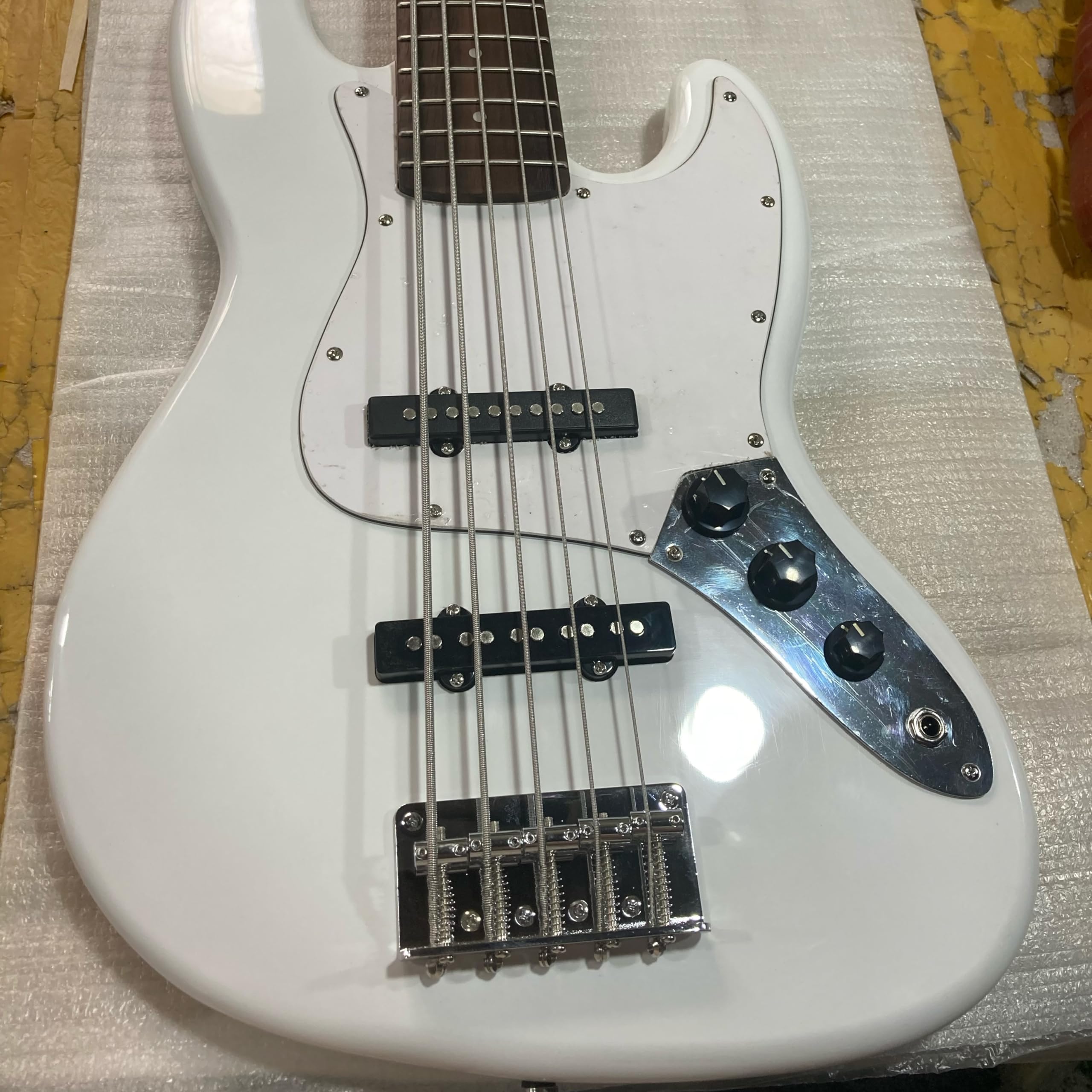 Niestandardowa biała 5-strunowa gitara basowa elektryczna korpus z lipy chromowany sprzęt błyszczącym wykończeniem