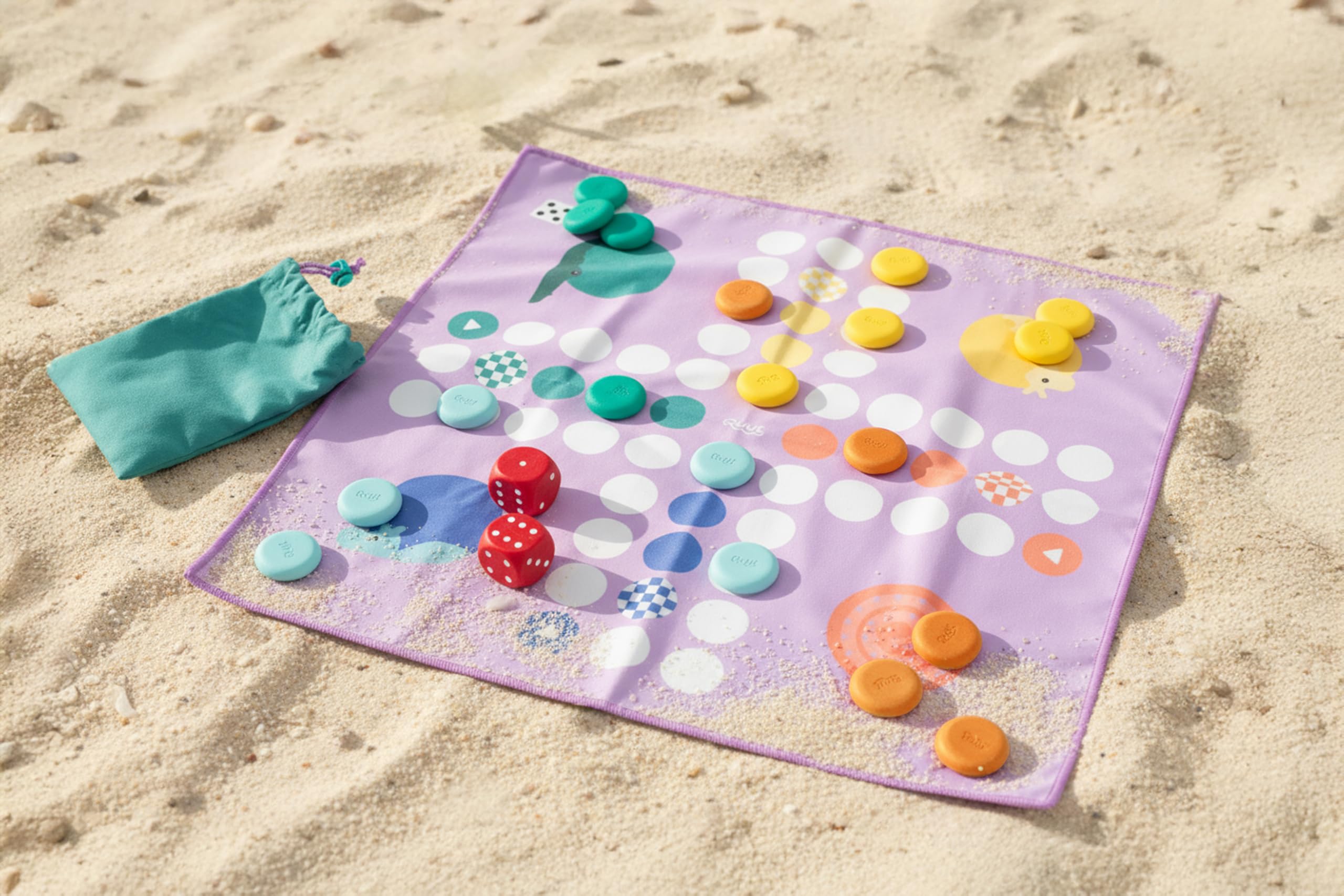 Quut - Jeu de Voyage 2 en 1 Petits Chevaux & Morpion pour Enfants dès 3 Ans - réversible - imperméable - Microfibre - 18 pions en Silicone - 2 dés - avec Pochette
