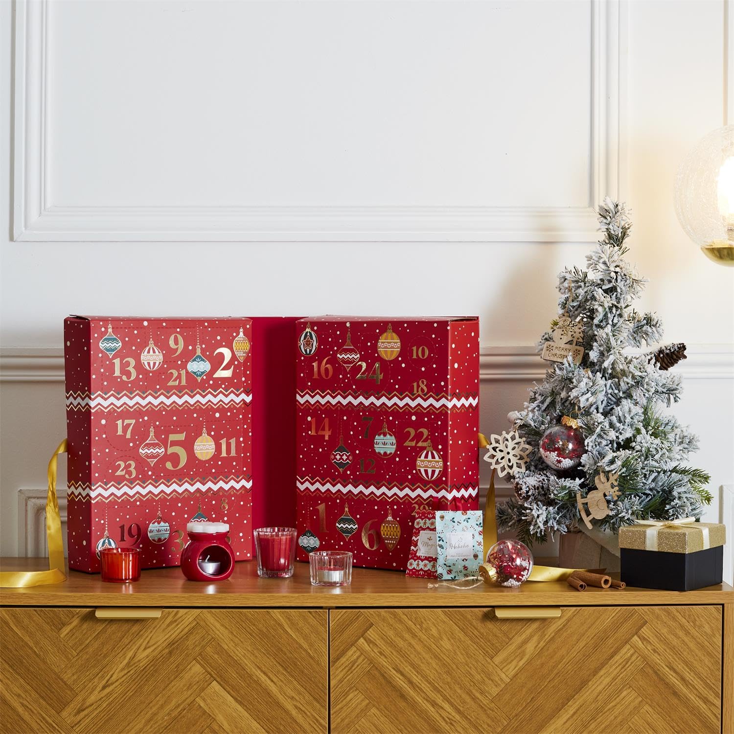 Großer Weihnachts-Adventskalender mit 24 Überraschungen – Kerzen und Weihnachtsdekoration – Adventskalender für Erwachsene – Für Frauen und Männer – 34 x 25 x 14 cm – Rot
