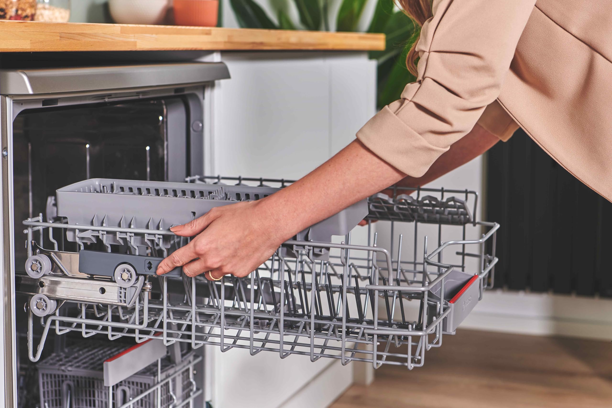 Bosch SMS4EKI06G Series 4, Free-Standing Dishwasher 60 cm, B Energy Rated, 13 Place Settings, 9 Litre, ExtraDry, Silence Plus 42dB Quiet,Rackmatic Adjustable Basket, Silver Inox — view 9