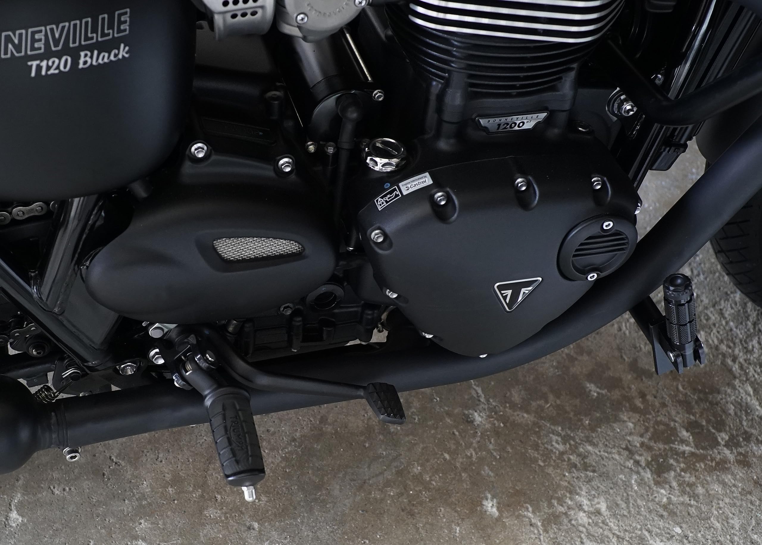 トライアンフ ハイウェイペグキット左右 ボンネビル