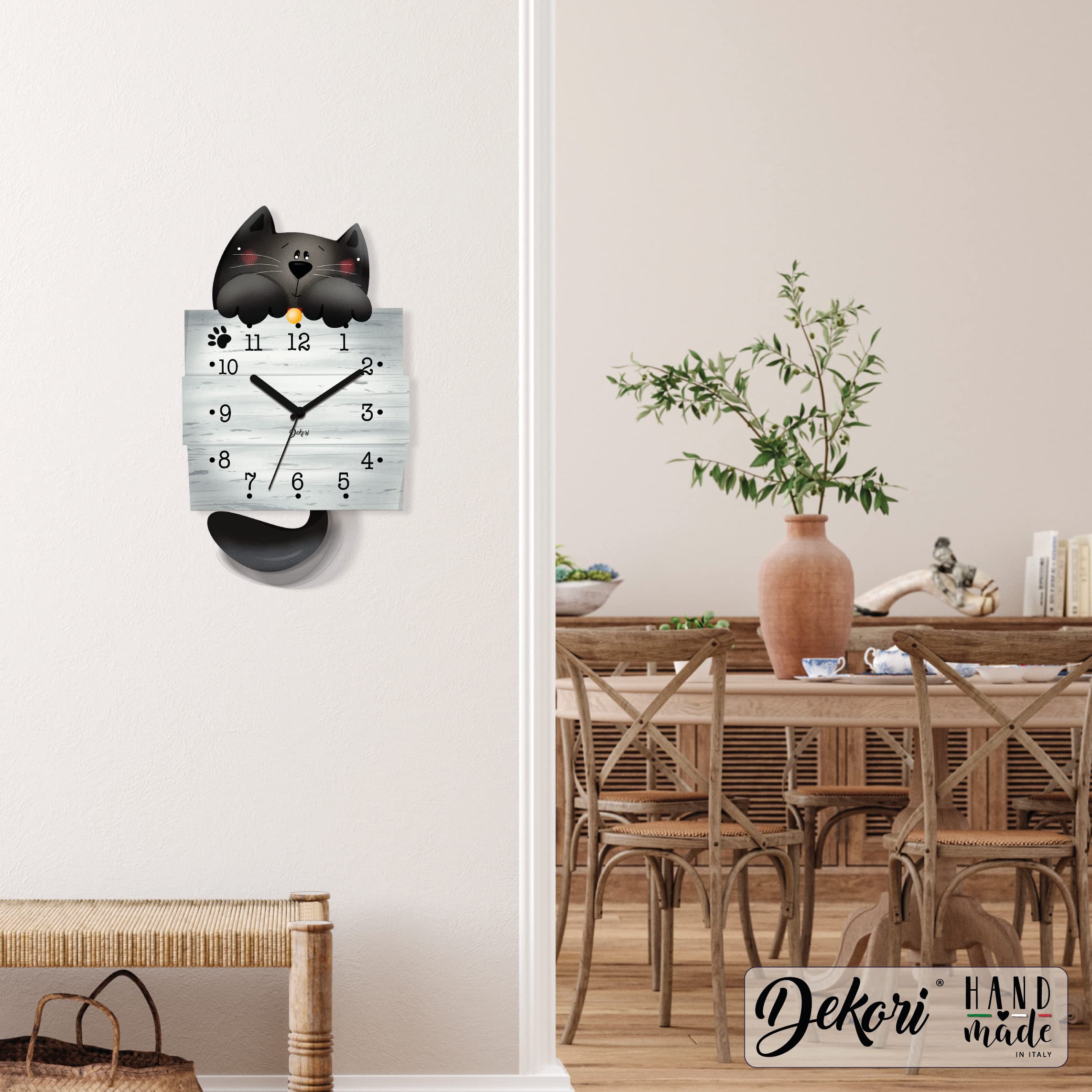 DEKORI Orologio da Parete con Pendolo – Design Gattino Nero, Silenzioso, Artigianale, in Legno per Cucina, Cameretta o Casa, 37x22 cm