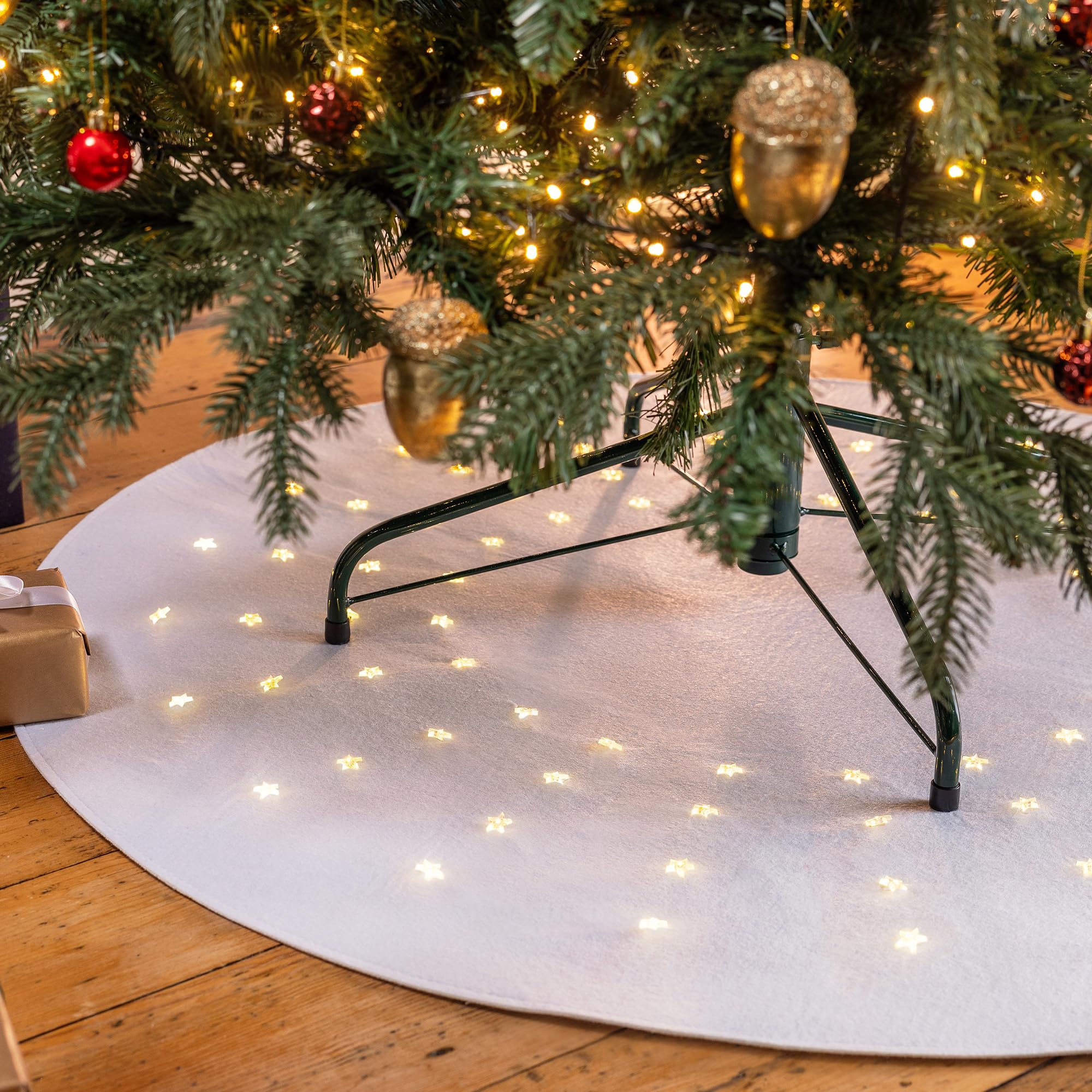 Christow White Light Up Christmas Tree Mat Skirt, Decorative Soft Felt Floor Protector With 80 Warm Led Stars, Battery Operated With Timer, Round 98Cm Decoration For Xmas Trees Up To 7Ft