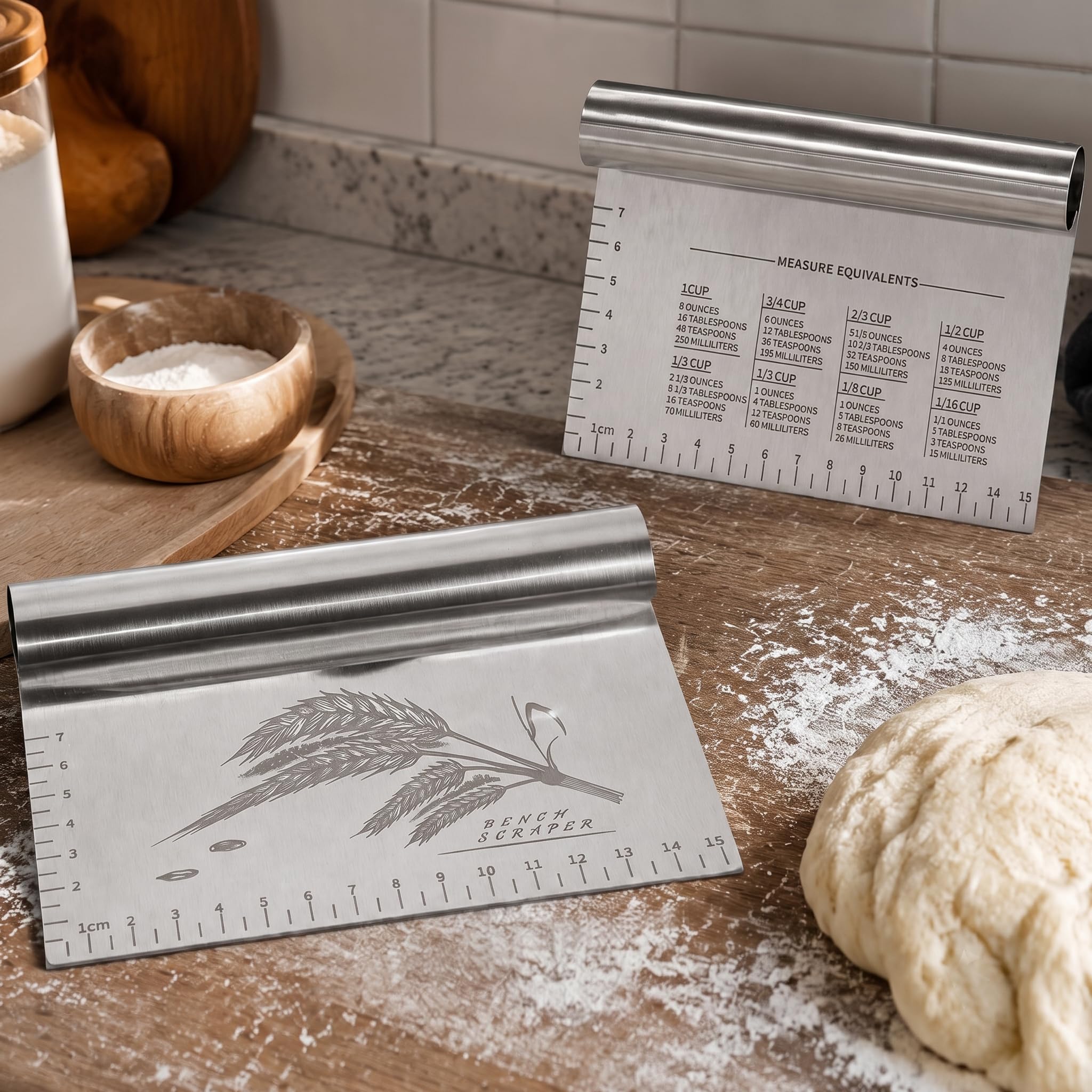 OLULU - 2 raspadores de banco de masa para repostería, raspador de alimentos de cocina de acero inoxidable con cubierta protectora, escala de medición grabada con láser antidesgaste y oreja de trigo,
