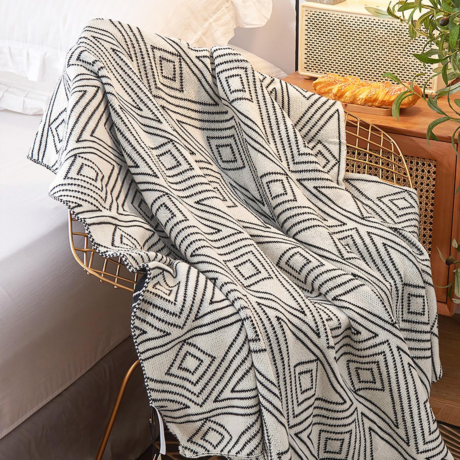Coperta bianca e nera per letto queen size, lavorata a maglia, moderna, morbida, leggera, in tessuto, per divano, letto e soggiorno, bianco e nero (152 x 203 cm)