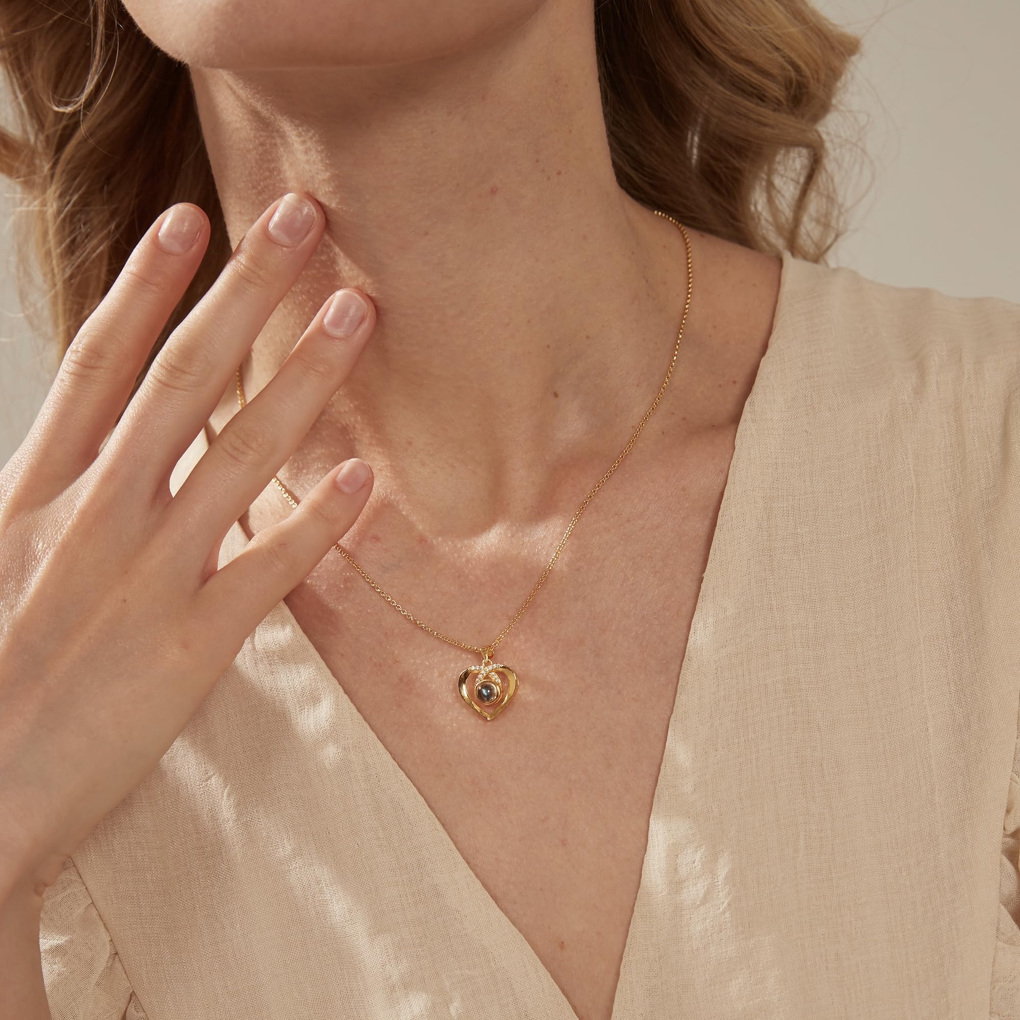 PERIMADE Collana con proiezione di immagini personalizzate per donne, ciondolo a forma di cuore con foto commemorativa, testo personalizzato e amore in 100 lingue CZ collana con ciondolo per