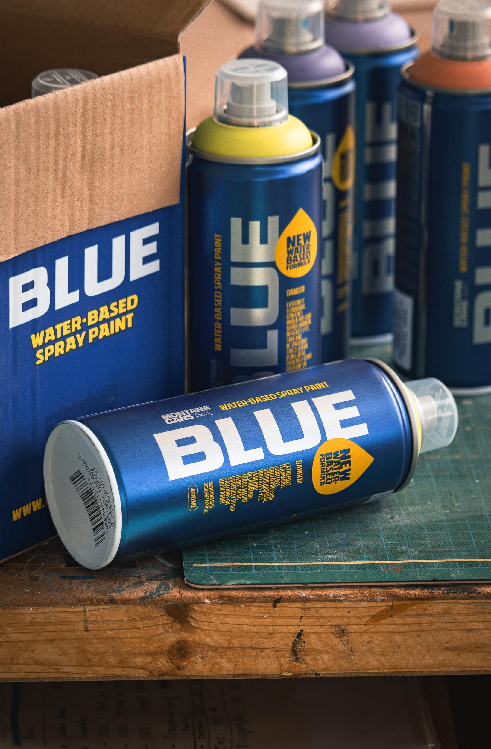 Montana Cans BLUE Neon Sprühdosen Set mit Weiß – 6x 400 ml wasserbasierte, fluoreszierende Sprühfarbe mit hoher Deckkraft – schnelltrocknend – Graffiti, Street Art, DIY, Kunst & kreative Projekte