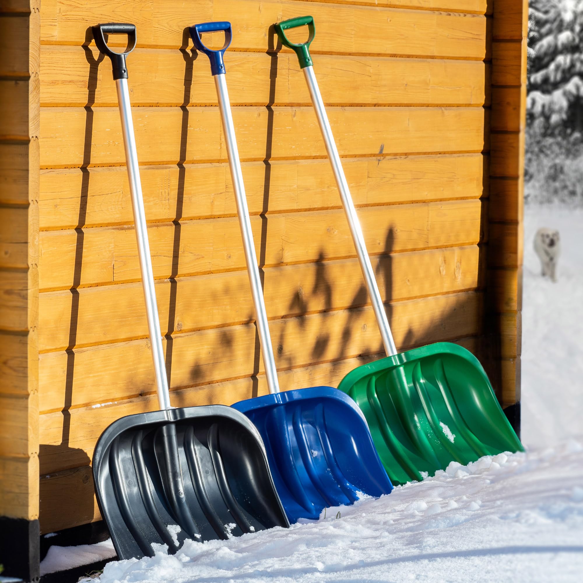 KADAX Plastikowa łopata do śniegu, szerokość: 49 cm, wyprofilowana szufla do odśnieżania z długim trzonkiem, łopata z uchwytem w kształcie litery D (drewniany trzonek, niebieski)