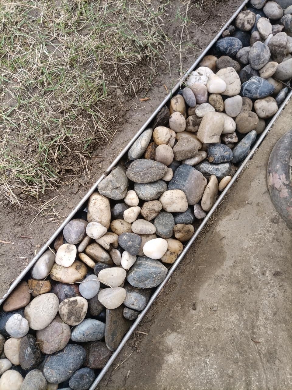 Caniveau de drainage en U pour cour en galets et allées paysagères de jardin