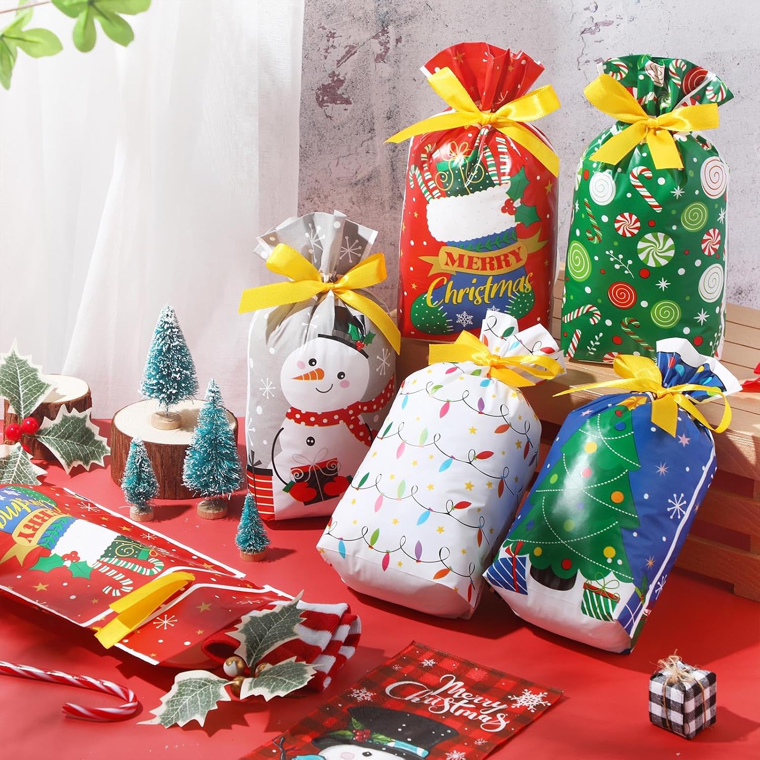 Funrous 50 Pcs Christmas Drawstring Bags Xmas Plastic Drawstring Gift Bags Christmas Candy Bags for Birthday Party Snack Packaging Wedding Gifts Wrapping Party Favors Merry Christmas