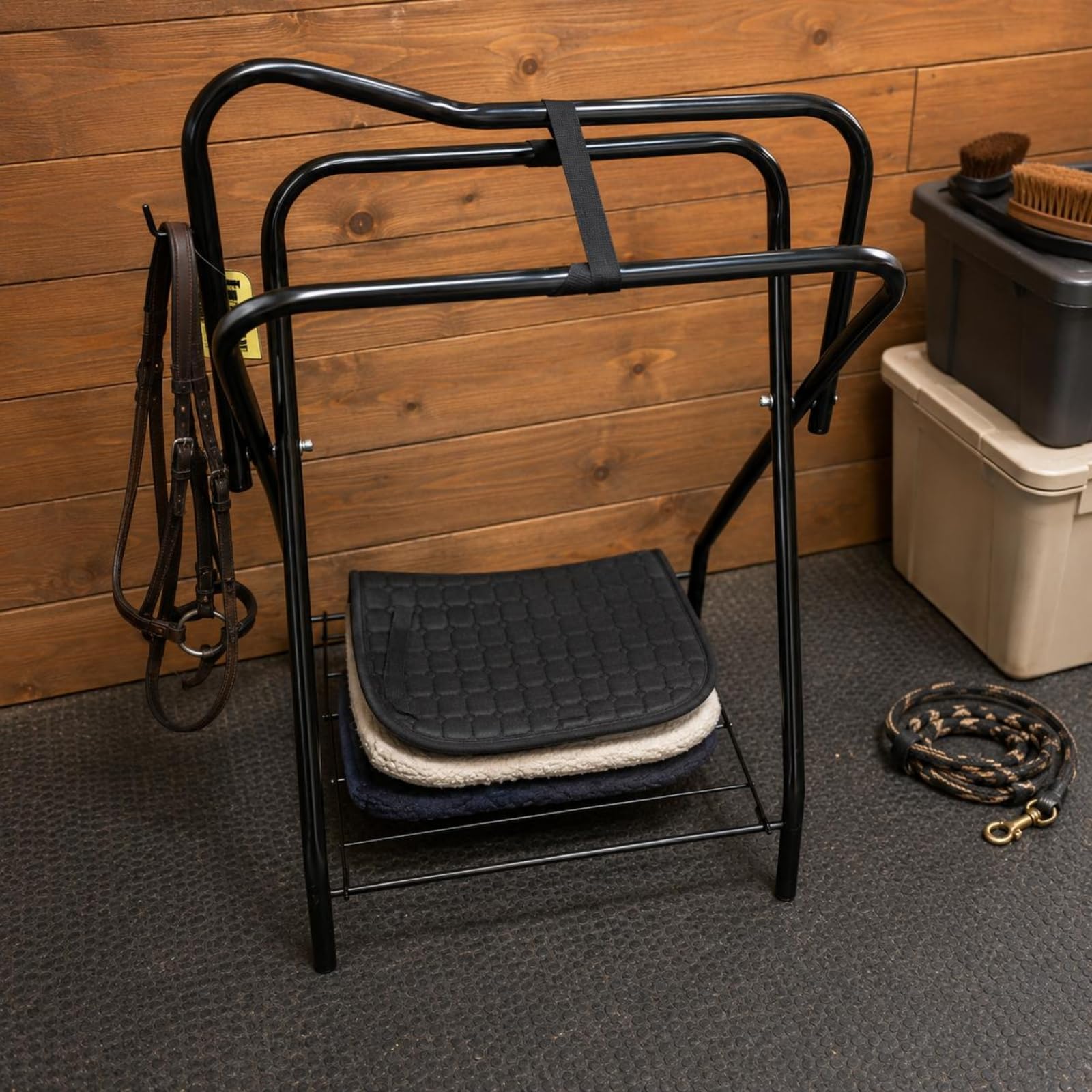 Milageto Supporto Sella Porta Sella Cavallo Cavallerizza Metallo Verniciato Nero con Guide Superiori Arrotondate E Piano Inferiore a Rete per Attrezzatura