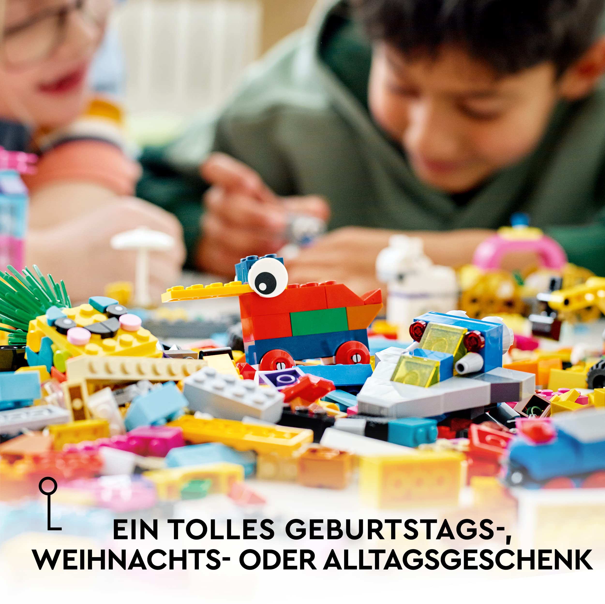 LEGO 11021 Classic 90 Jahre Spielspaß Set, Bausteine-Box mit 15 Mini-Modellen legendärer LEGO Spielzeuge, inkl. Zug und Schloss, Konstruktionsspielzeug