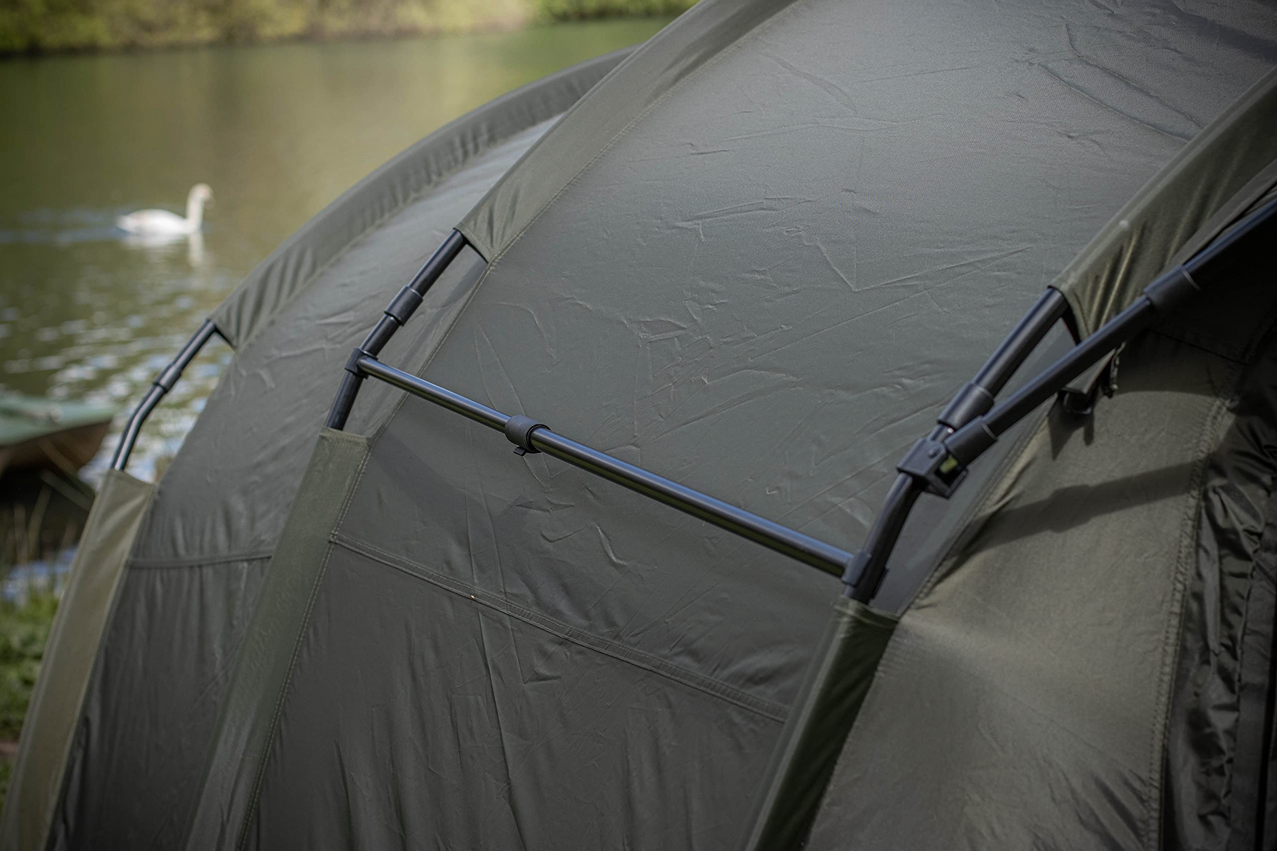 Solar Tackle Undercover - Refugio Exterior Bivvy para 2 Personas, Resistente al Agua, Malla mosquitera, Flujo de Aire, Paneles Traseros enrollados, Incluye Bolsillos Interiores, Lona Resistente para