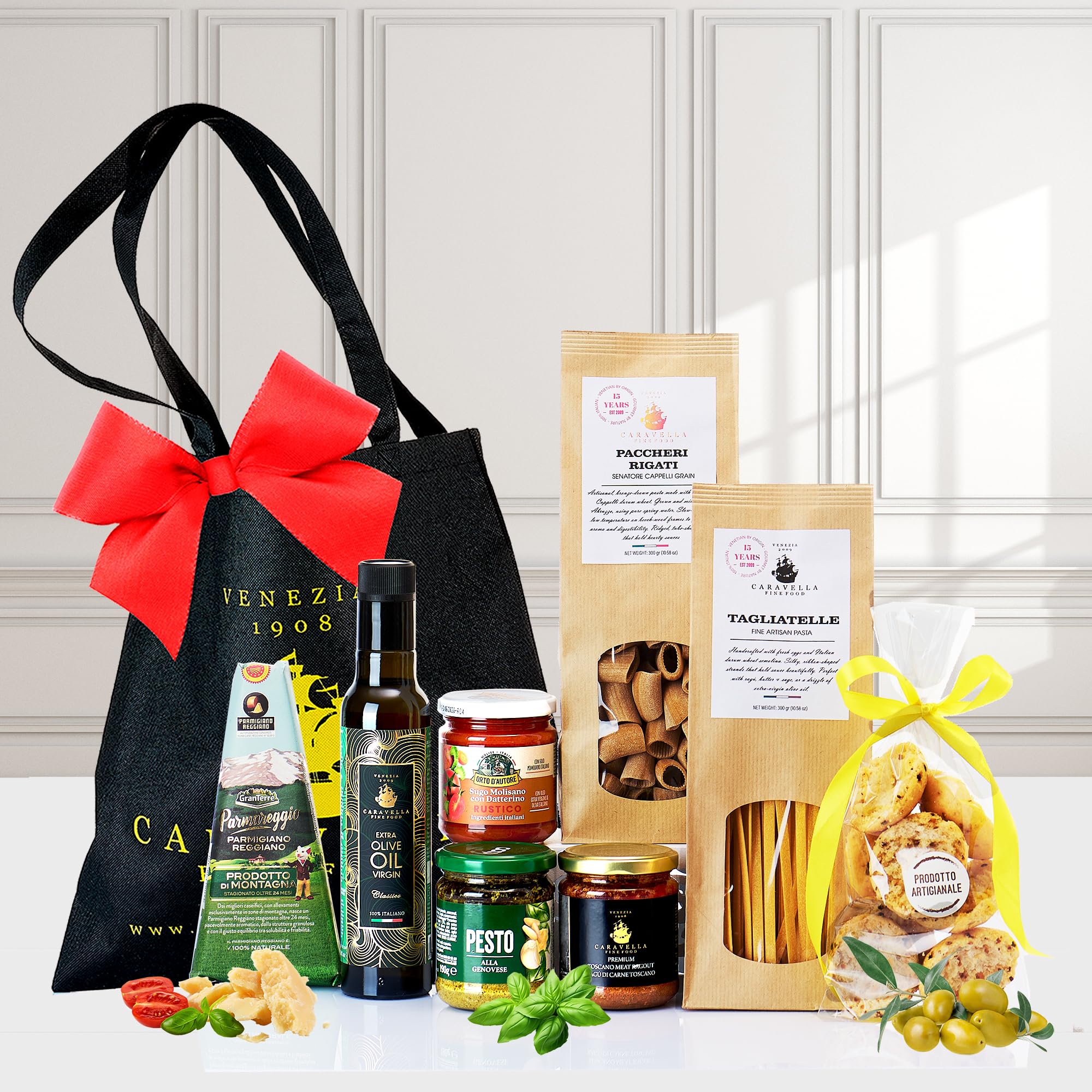Caravella Fine Food italienisches Pasta Geschenkset mit Tagliatelle Paccheri Parmigiano Reggiano 3 Saucen Bruschette & nativem Olivenöl extra | Premium Feinkost für Weihnachten Geburtstag & Familie