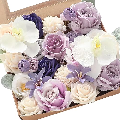 Floroom - Flores artificiales de aspecto real en color lila, lavanda, púrpura y crema, rosas falsas, dalias y vegetación en conjunto de caja para