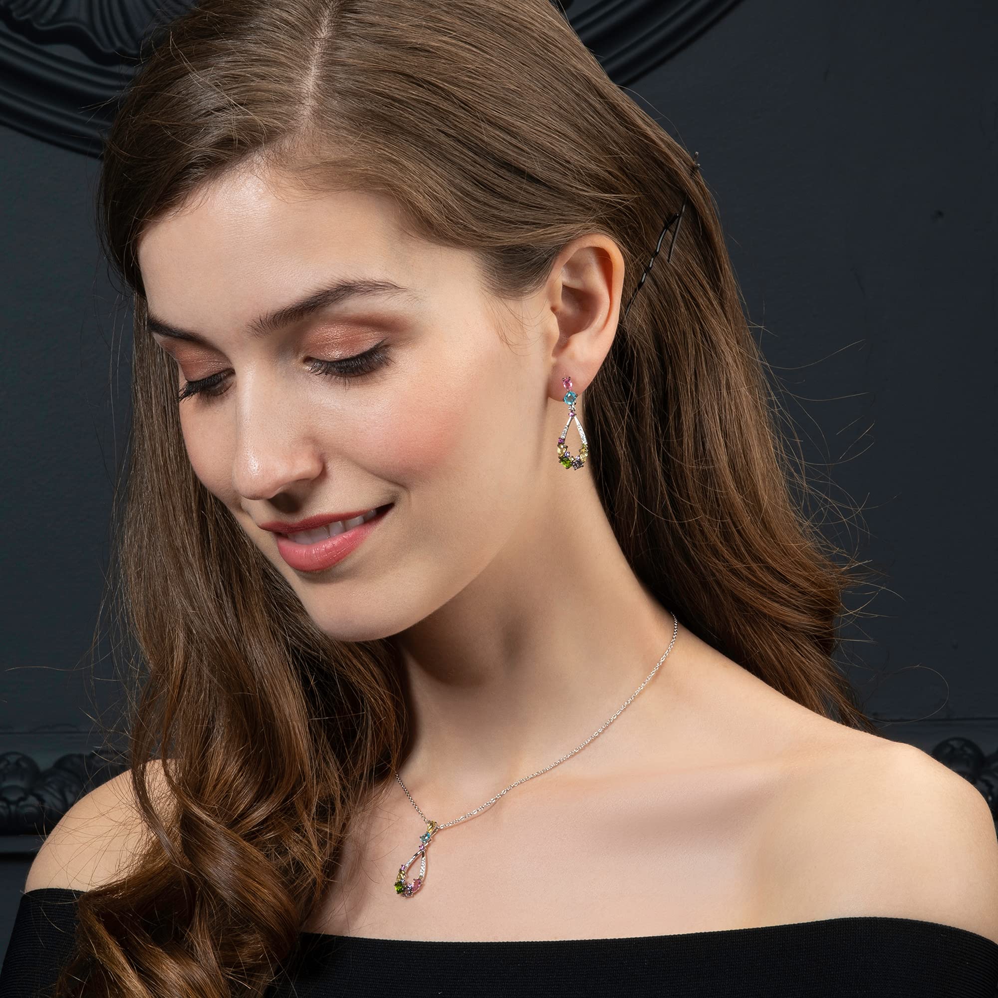 Namana Bunte Tropfenohrringe für Damen. Lange Ohrringe aus 925er Sterlingsilber für Frauen mit mehrfarbigen Steinen und Zirkonia-Edelsteinen. Bunte hängende Ohrringe in Sterling Silber