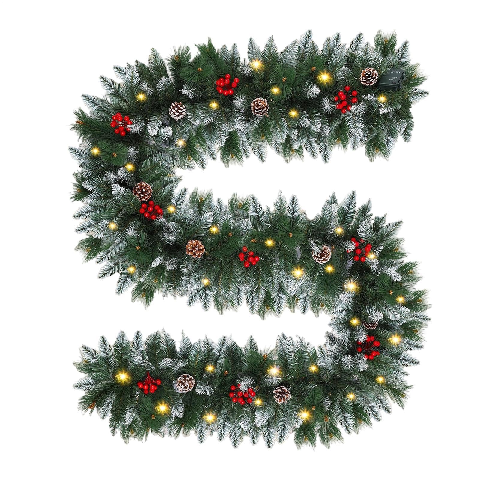 Weihnachtsgirlande mit Lichtern, weihnachtliche Zedernzweig-Rattan