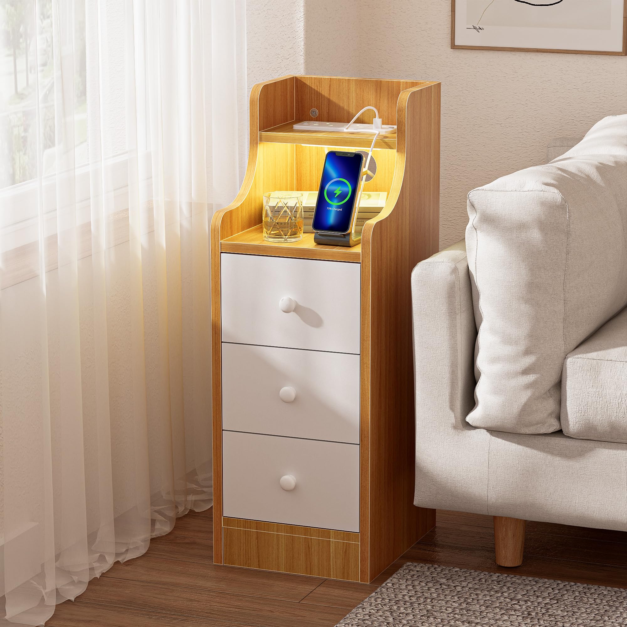 Table de Chevet Etroite avec Éclairage LED RGB et Prise 2 AC 2 USB, Table de Nuit Étroite Bois avec 3 Tiroirs, Lumière Bluetooth Table d’Appoint pour Salon Chambre Bureau, Marron 30x25x70cm