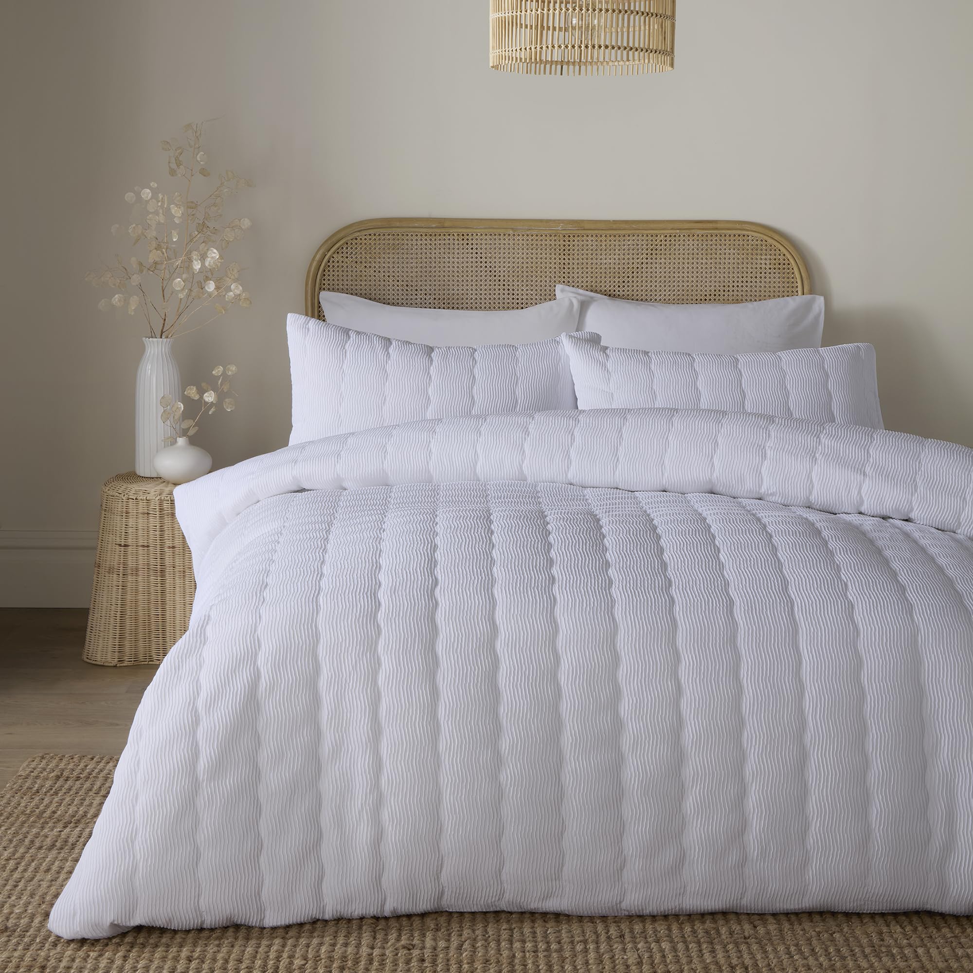 Serene Crinkle Wave White Duvet Cover Set Super King – Minimalist Bedding – Jacquard Recycled Polyester – Includes 1 Duvet Cover (260 x 220cm) & 2 Pillowcases – White Crinkle Wave Bedroom Set