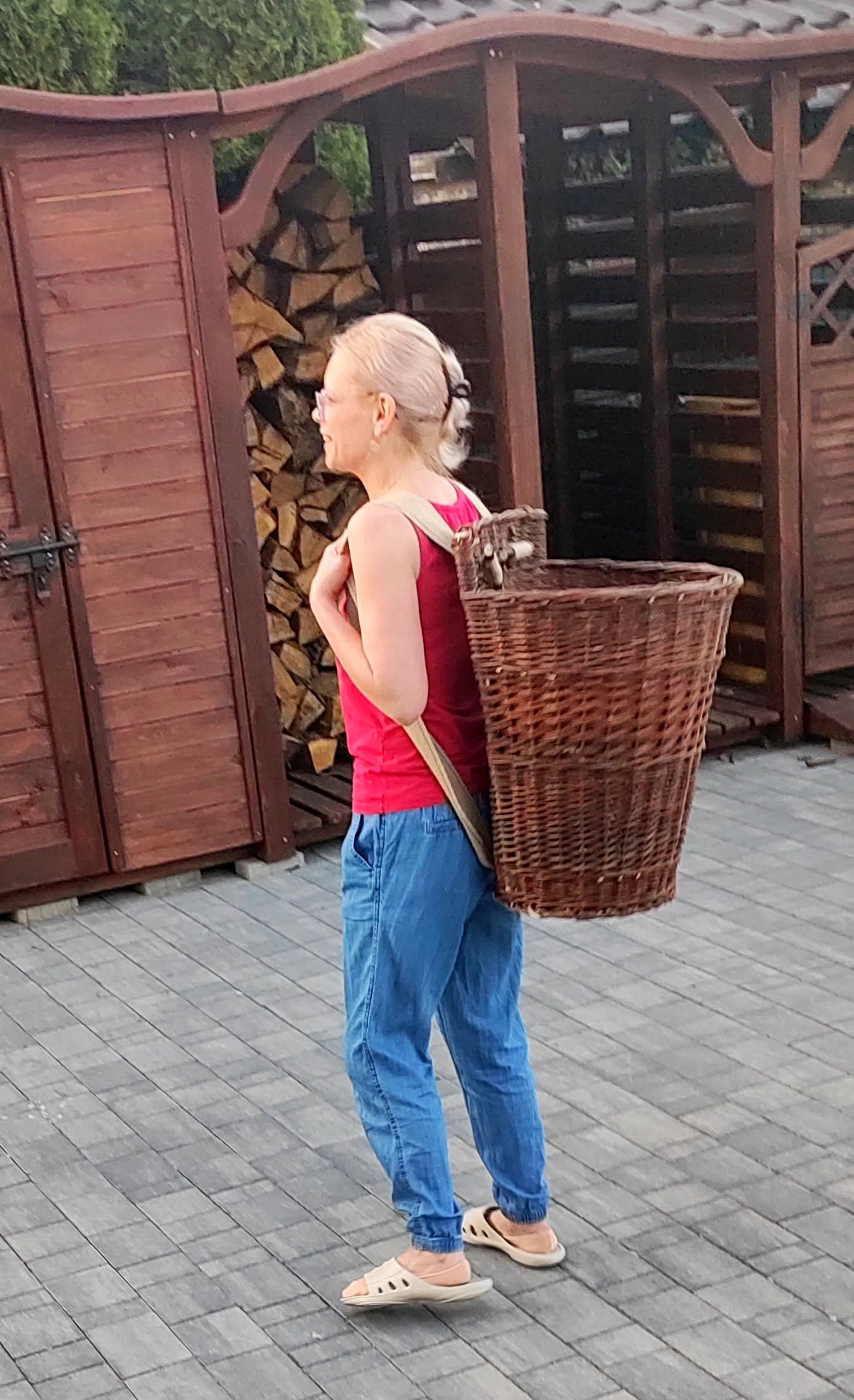 Rückentragekorb aus Weide – Handgeflochten & ergonomisch – Natur oder lackiert – 60x44x37 cm – Jutegurte – Holzkorb, Pilzkorb, Deko, Mittelalter, Garten WIKLER
