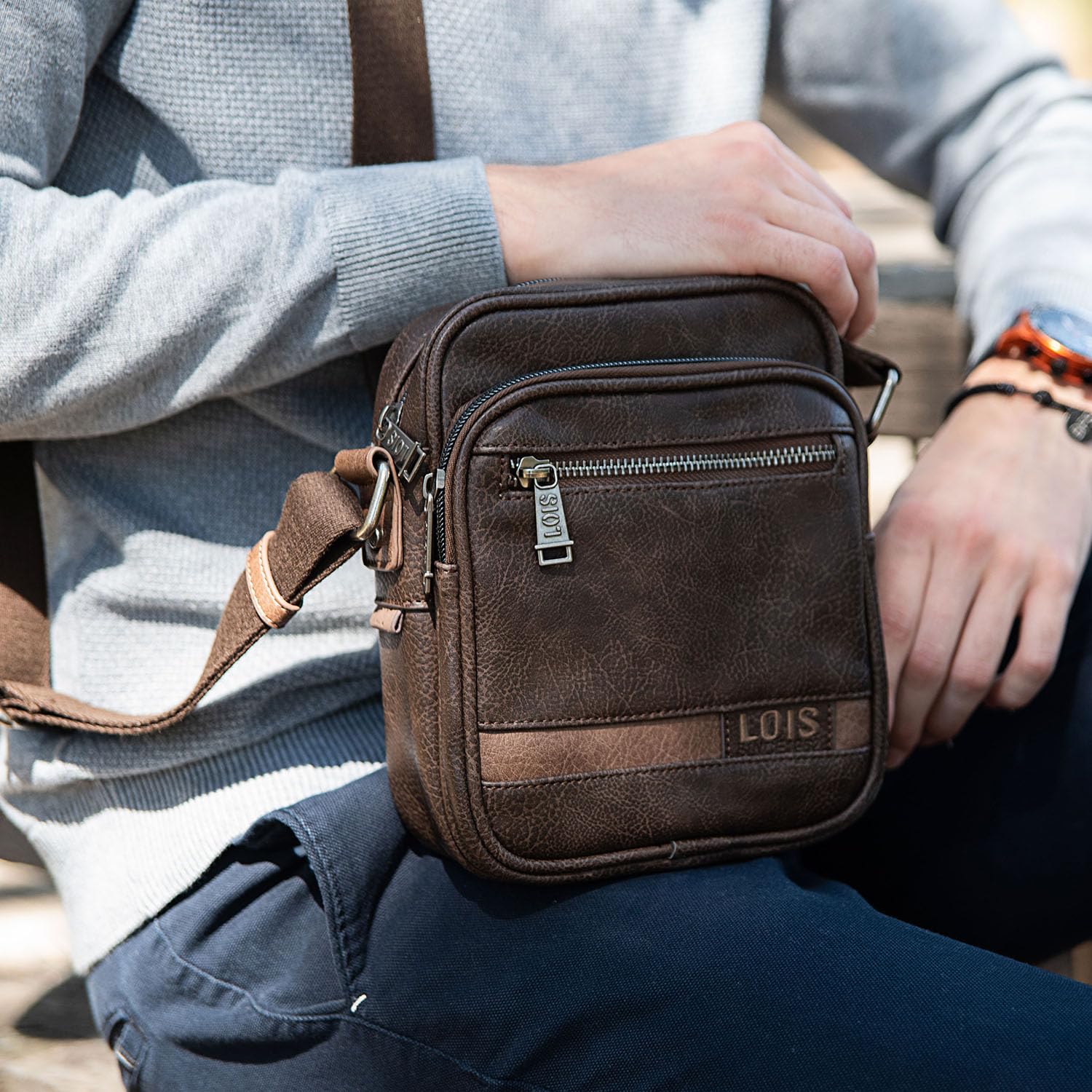 Lois - Bolso Hombre Piel Vegana Estilo Moderno, práctico y elegante Bandoleras Hombre Piel Sintética ideal para viajes y trabajo, urbana y funcional