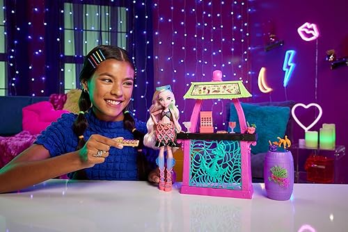 Miniatura 2 de Monster High Muñeca y juego Lagoona Blue Scare-adise Island Snack Shack con accesorios de comida y bebidas que cambian de color