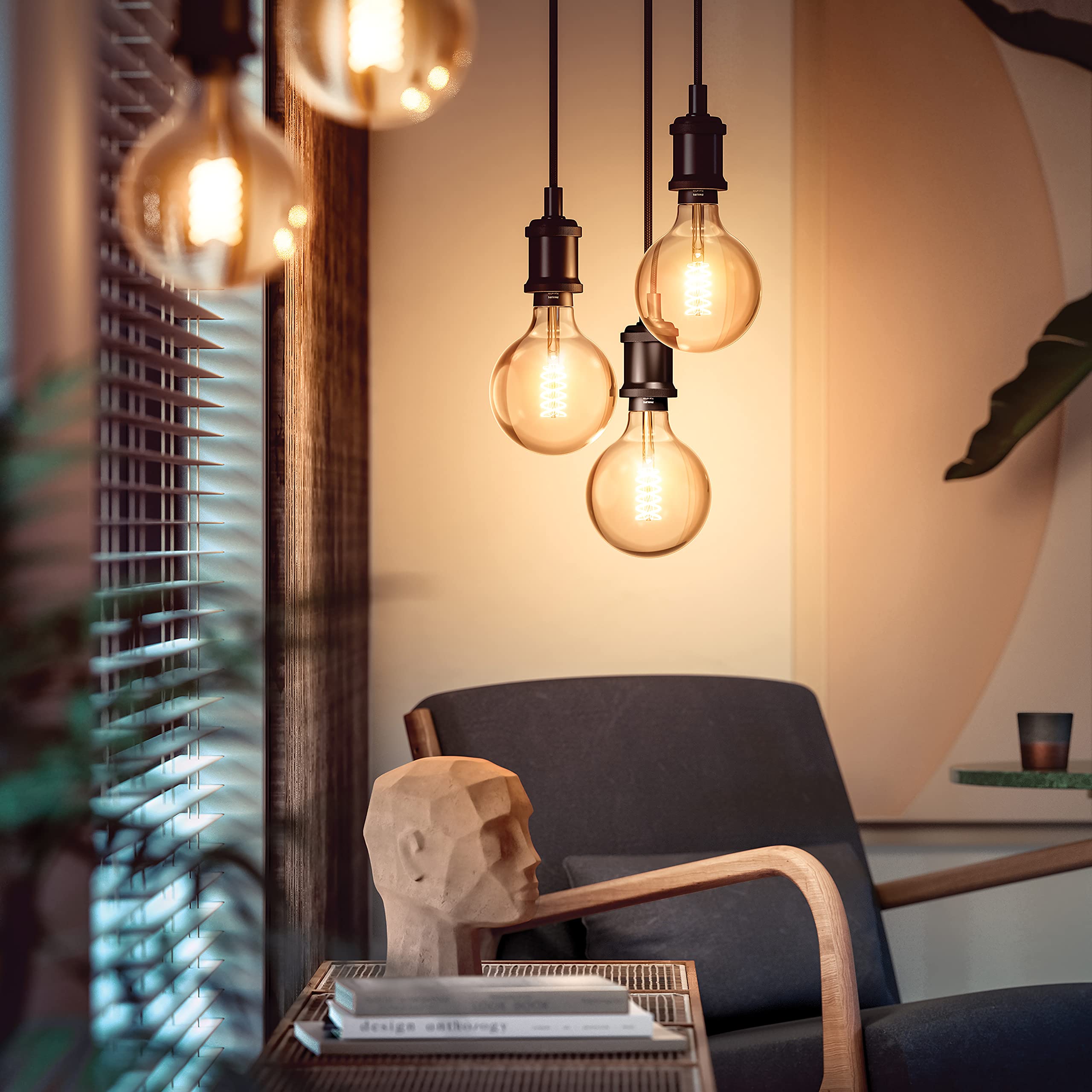 Philips Hue Starterpaket - E27 - mit 2 Filament Globe Lampen Klein (G93) - Warmweißes Licht - inkl. 1 Hue Bridge - Hue White Filament