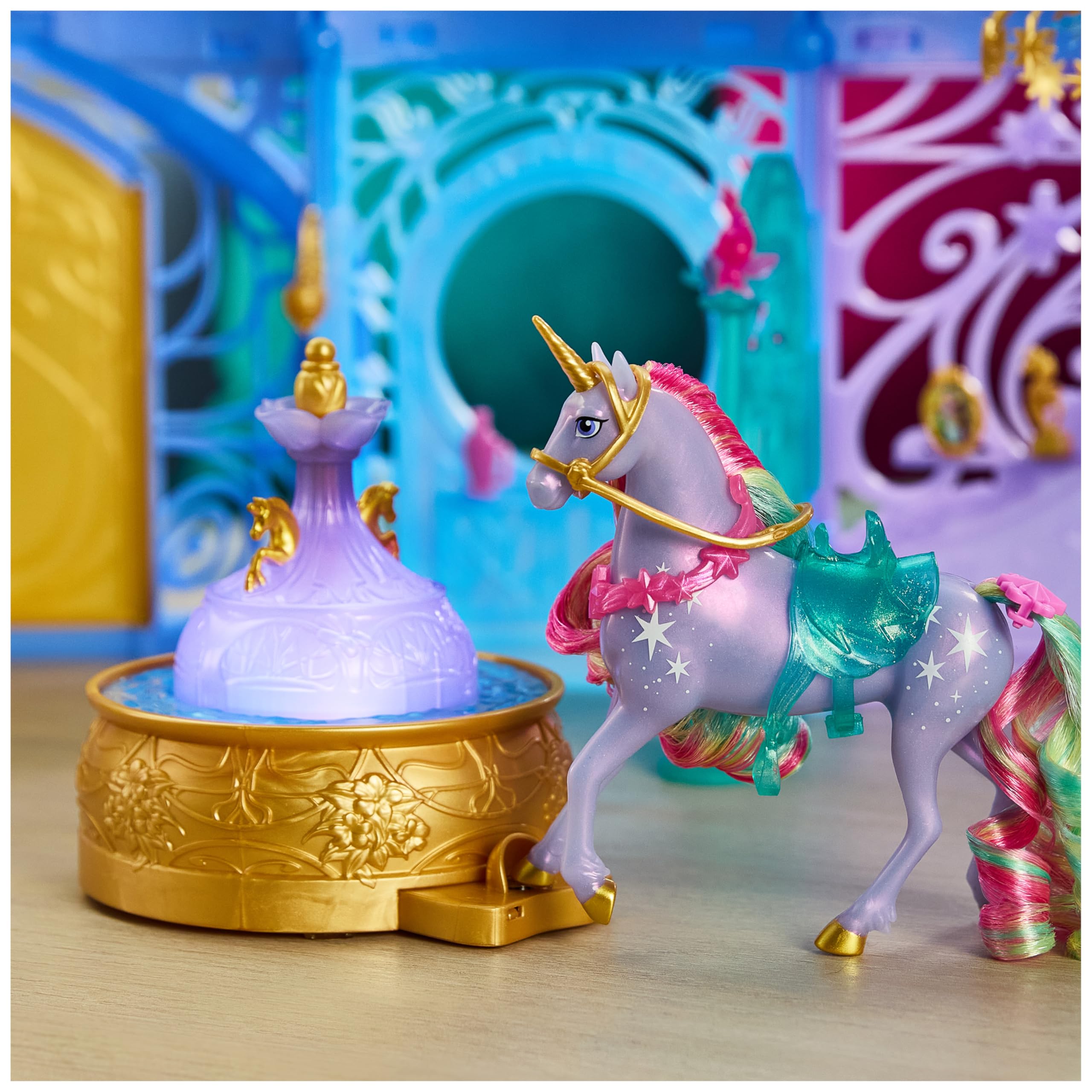Unicorn Academy, Starglow Fountain & Stable Playset con Wildstar, luci e suoni, 24 accessori, bambole e unicorni giocattolo per bambine dai 4 anni in su
