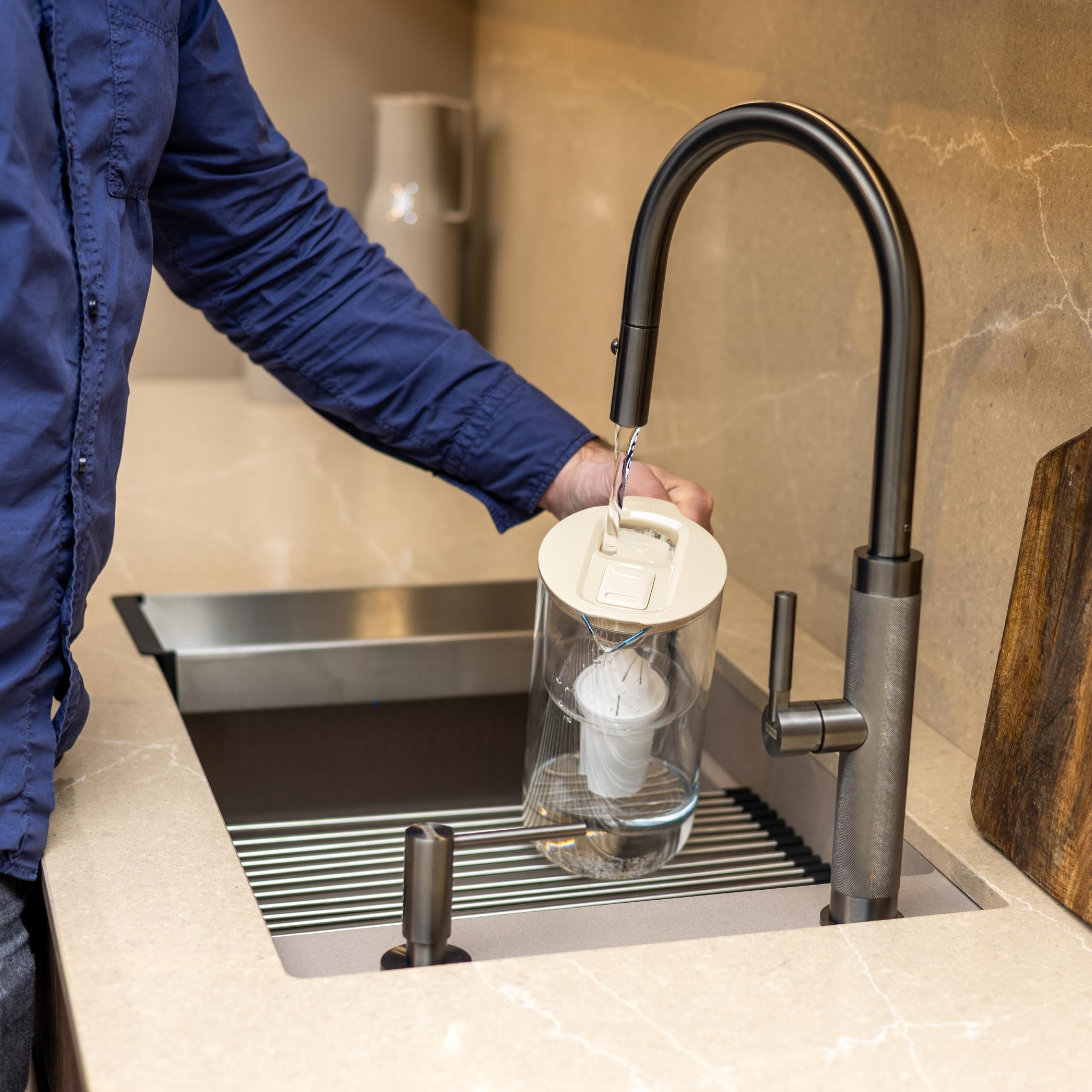 Wessper Carafe Filtrante en Verre avec Cartouches Filtrantes pour Eau Potable 2 l, Pichet en Verre avec Compteur de Filtre Intelligent, Kit comprenant 1x filtre à charbon actif- Beige
