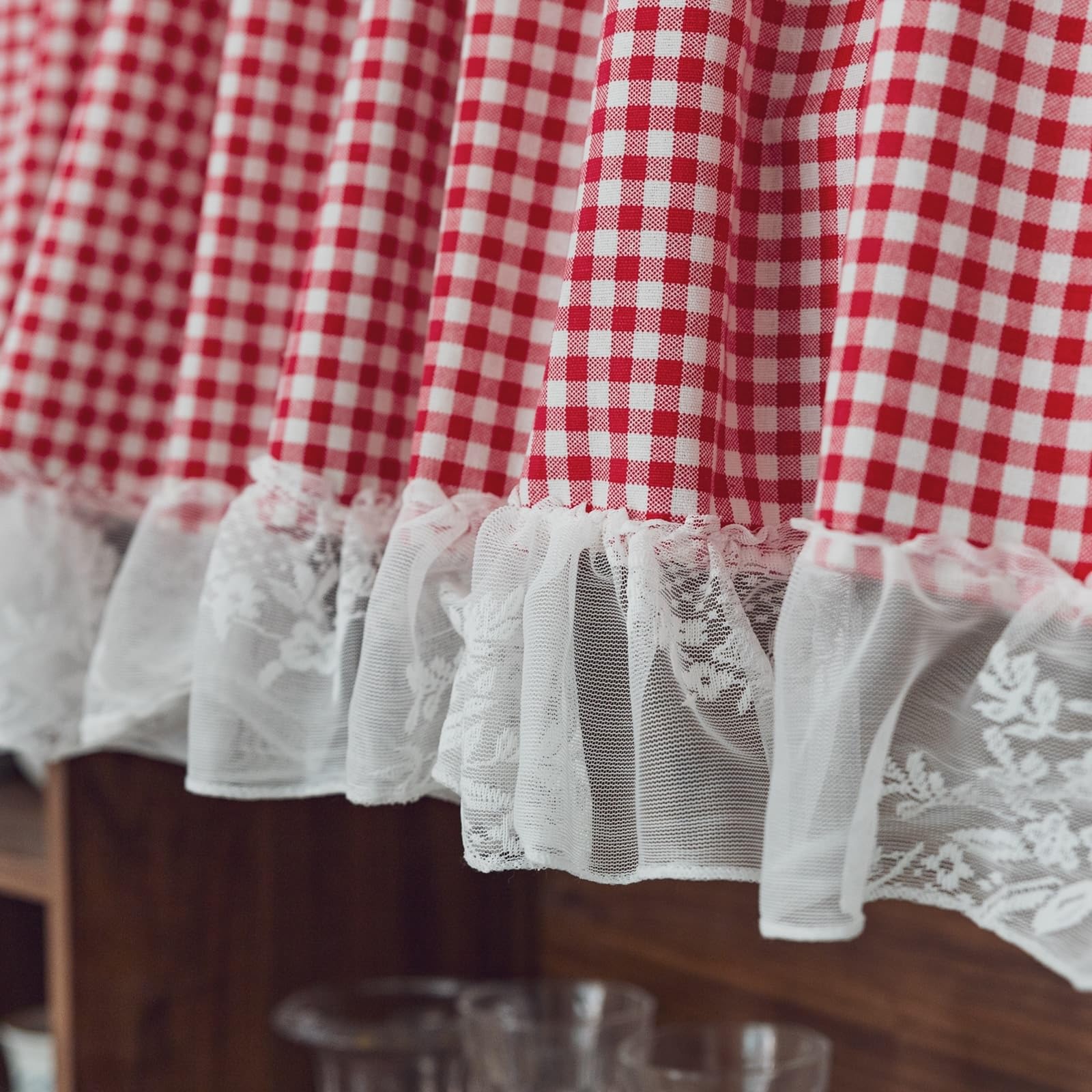 KnSam H50xB240 Zazdrostka półprzezroczysta, wzór kratki z koronką, czerwona, firanka bistro, do domu wiejskiego, 1 szt., haczyki, bawełna, len, półprzezroczysta, woal, na okna