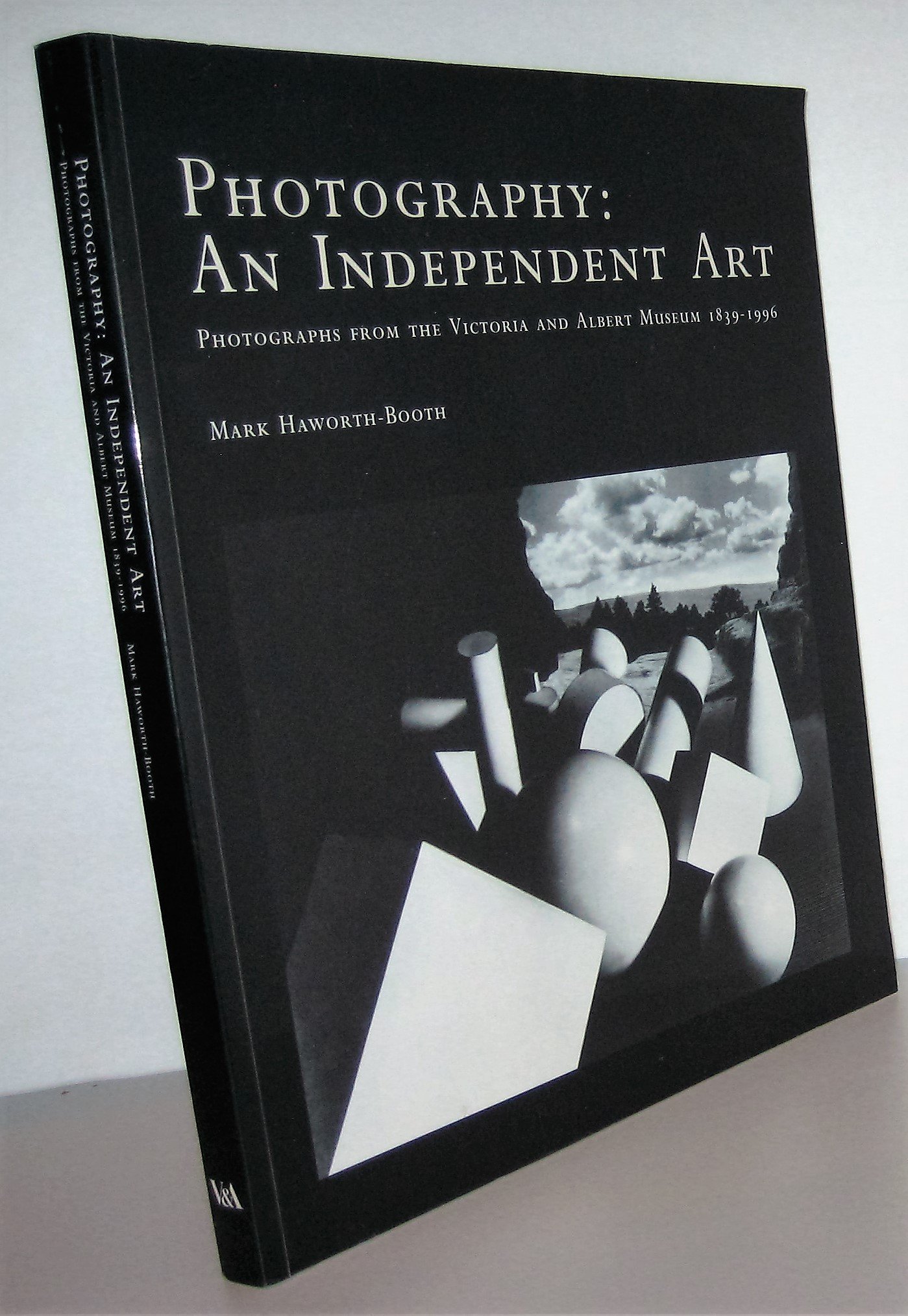 Photography: An Independent Art - Photographs from the Victoria and Albert Museum 1839-1996 Paperback – 21 Jun. 2004