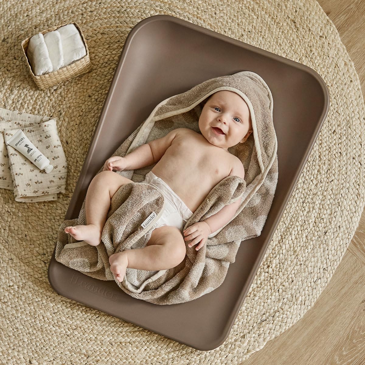 Leander Materassino fasciatoio Matty Moka + telo da bagno con cappuccio cappuccino