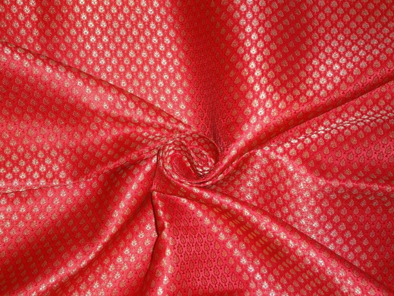 Tissu brocart rouge et doré rigide pour structurer une robe de bal