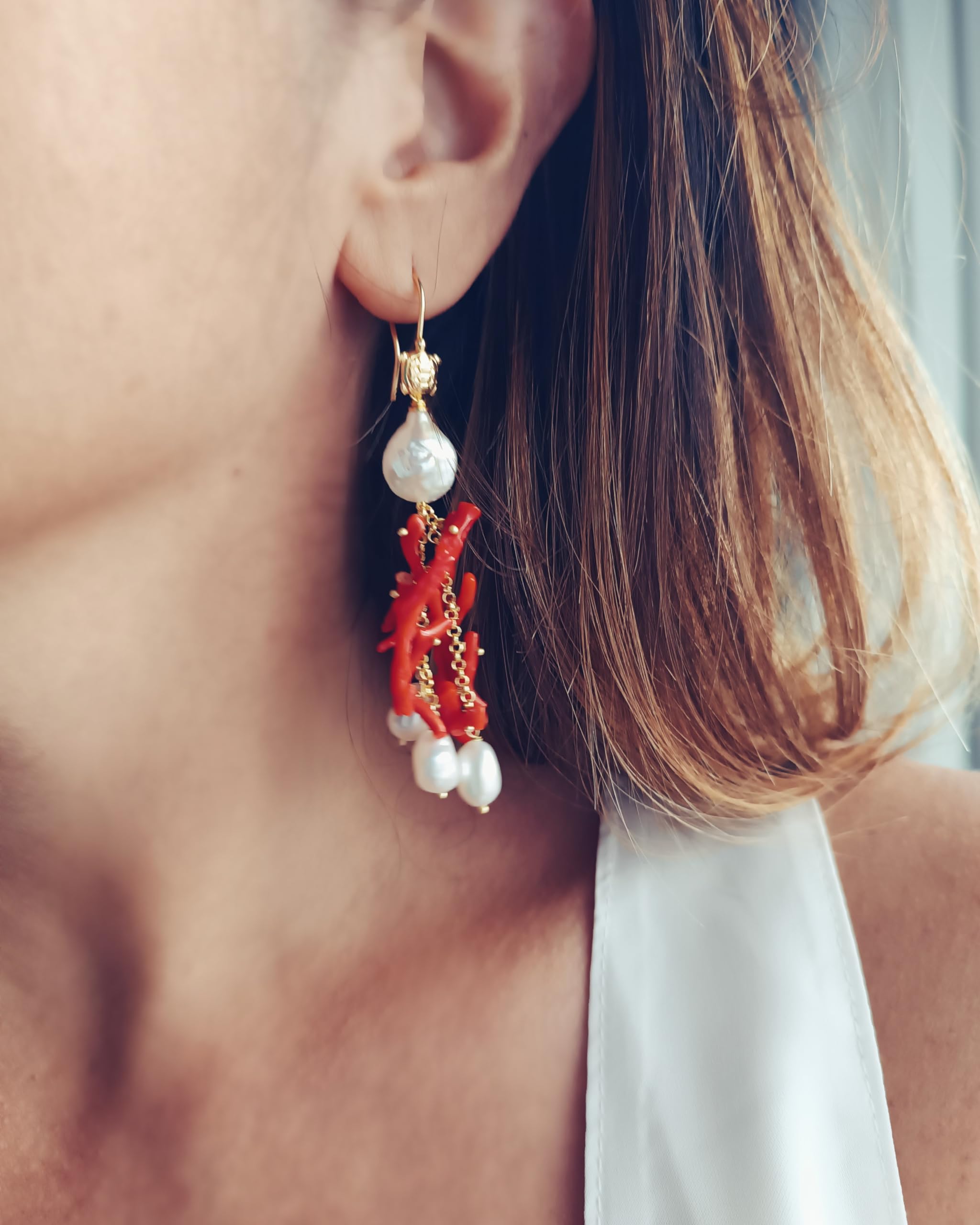 Orecchini a Grappolo in Argento 925 Placcato Oro con Rametti di Corallo Rosso e Perle Barocche Piatte