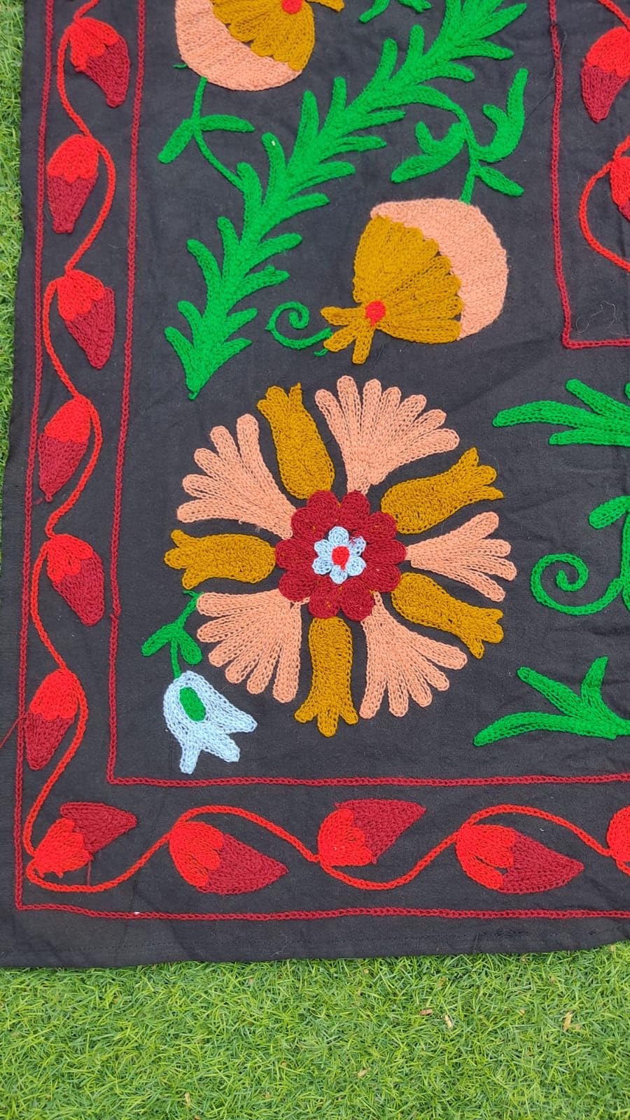 Il copriletto in cotone indiano colorato Suzani dona una consistenza liscia e dona un aspetto elegante agli interni della tua stanza