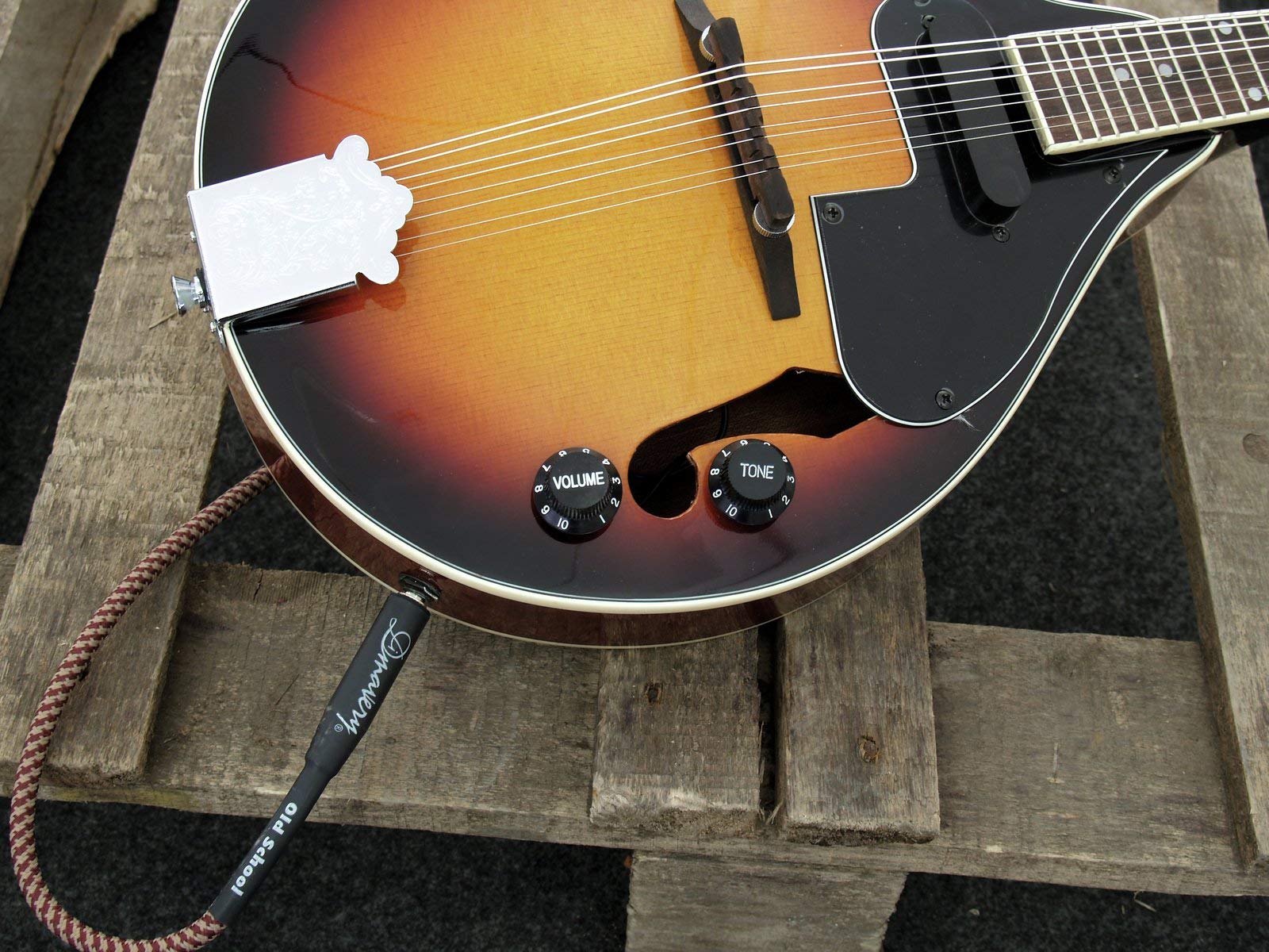 DIMAVERY ML-003 Mandoline m.PU, sunburst | Mandoline mit F-Löchern und Tonabnehmer