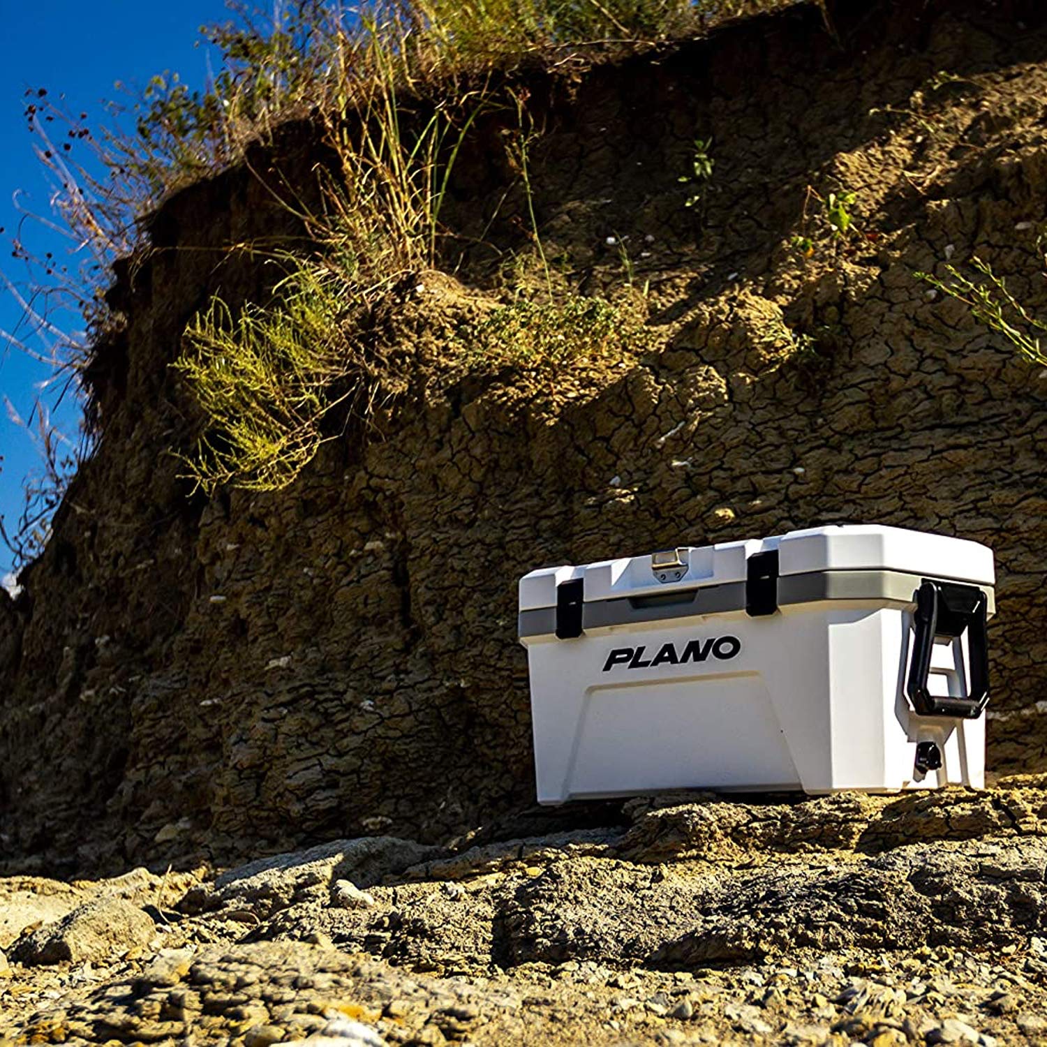 Plano Frost - Hielera rígida de 21 Cuartos de galón, Incluye Cesta Seca, pequeña, Blanca y Negra, Duradera, hielera aislada para Camping, Pesca y portón Trasero