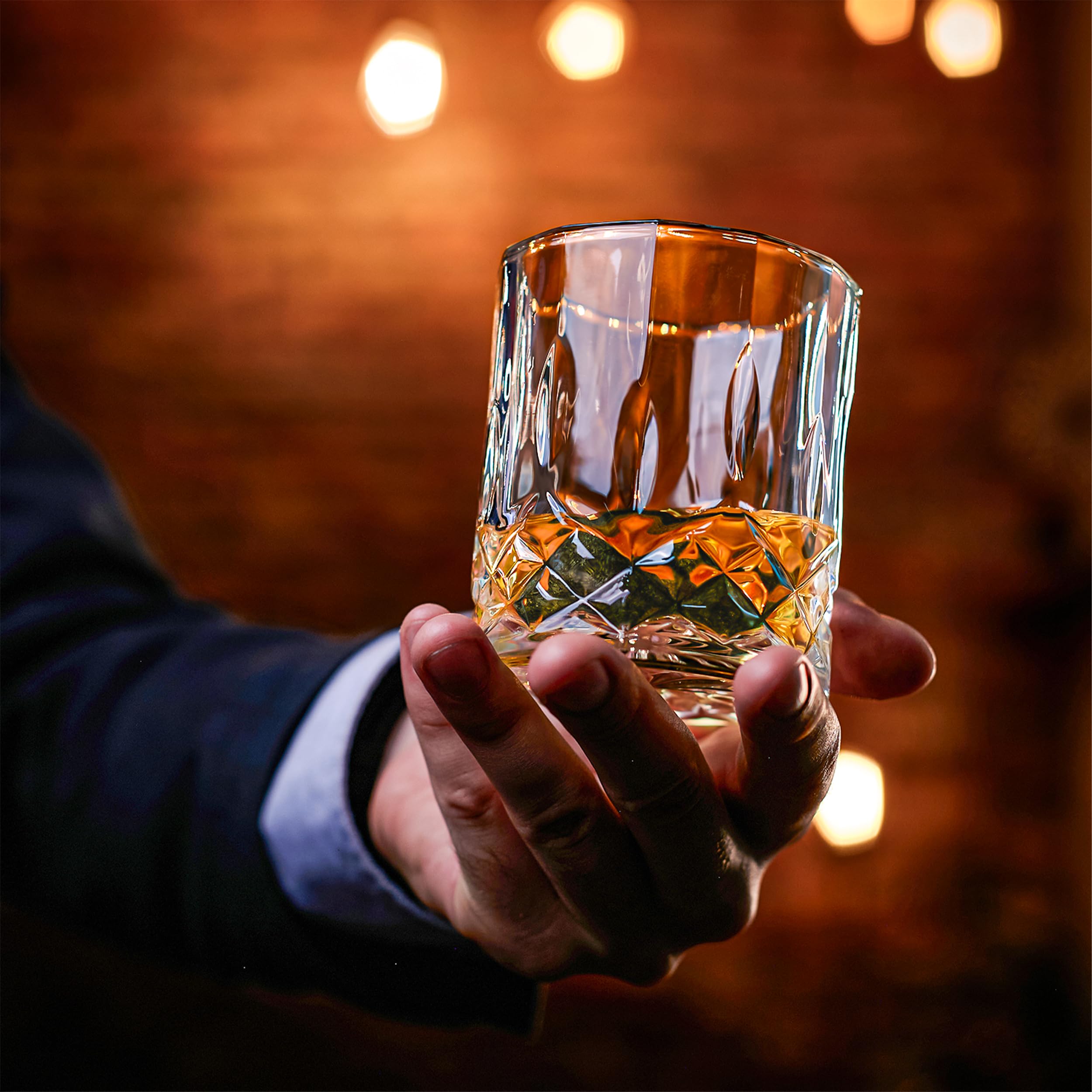 Whisiskey Whisky Karaffe Set - Whiskey Geschenkset - Geschenke für Männer - Männergeschenke Geschenk - Geburtstagsgeschenk Mann - Klassische Dekanter 700ML, 2 Gläser, 8 Whisky Steine