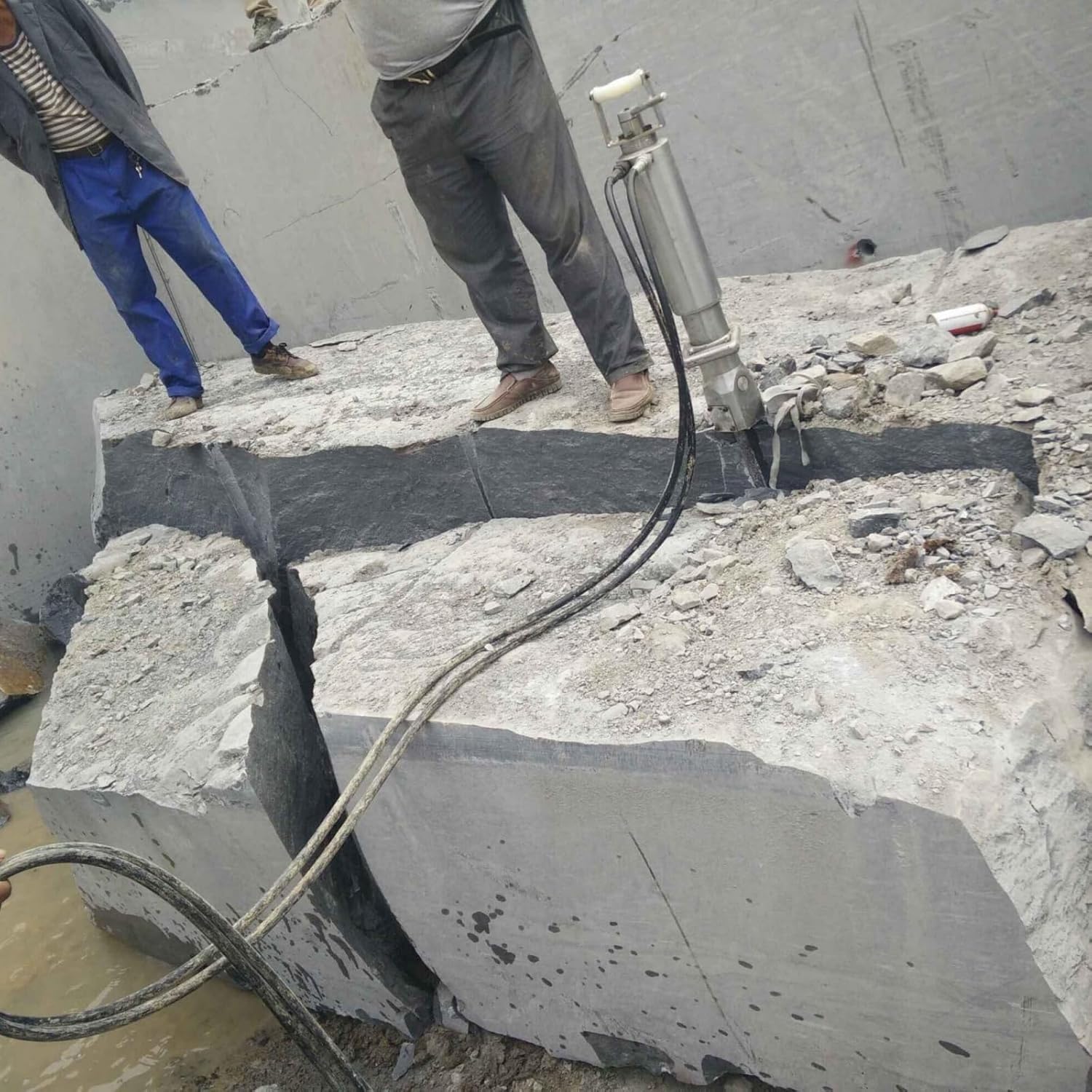 Portable Rock Splitter, Hydraulic Stone Breaking Equipment for Quarry, Demolition, and Mining Work