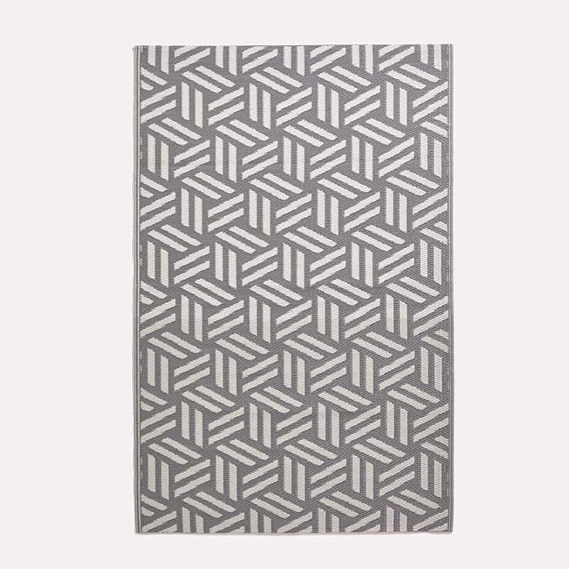 HOMESCAPES White & Grey Outdoor Rug for Garden or Patio 100% Recycled Plastic 120 x 180 cm Lightweight Waterproof Geometric Garden Rug Luna Woven Floor Mat for Indoor & Outdoor Use