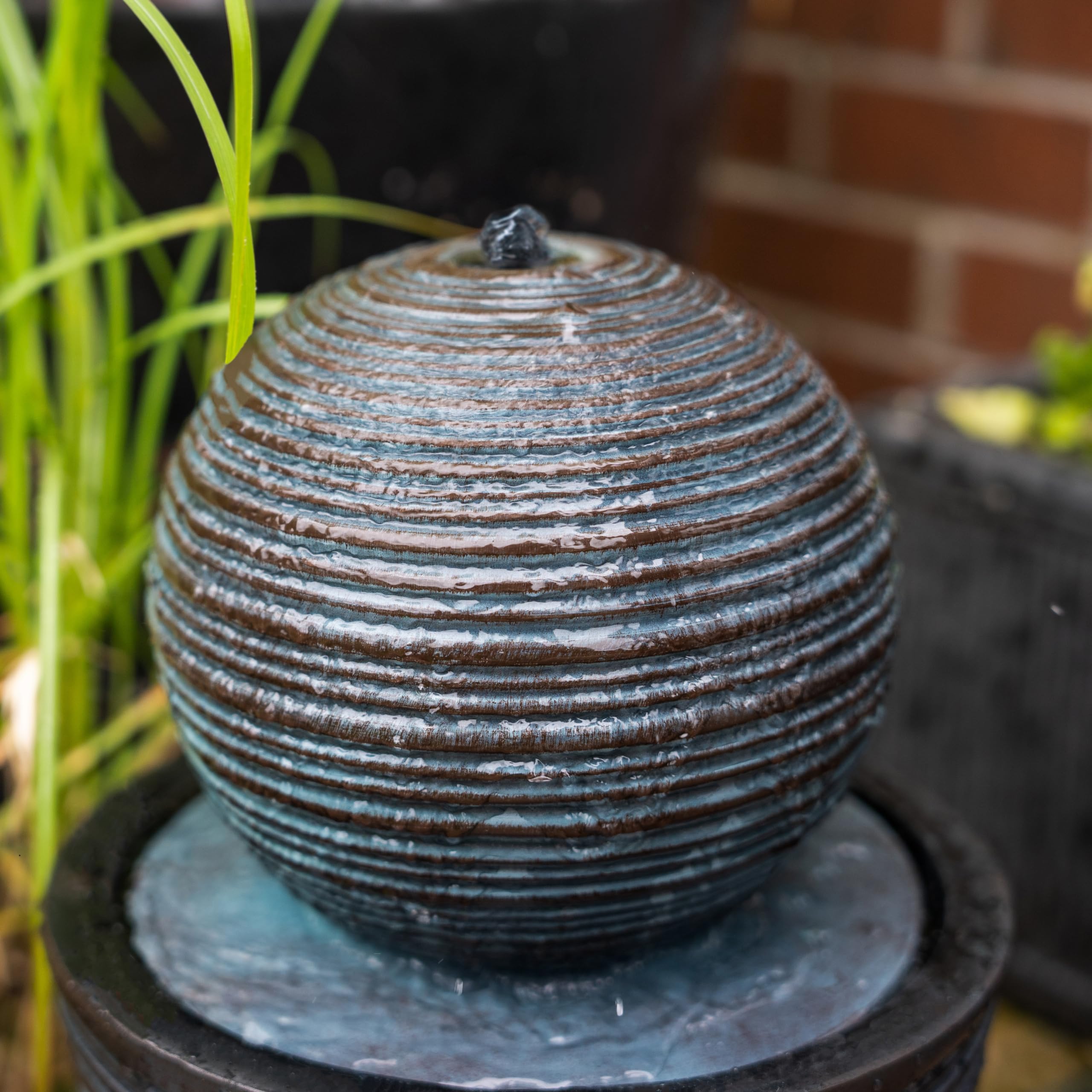 Fuente de Agua con Energía Solar de pie Bola Gris | 27x 27x 58,5 cm | Resina resistente a Intemperie | Estaca p/fijación | Panel Solar y Batería de Respaldo de hasta 6 hs | Cable de alimentación 7m
