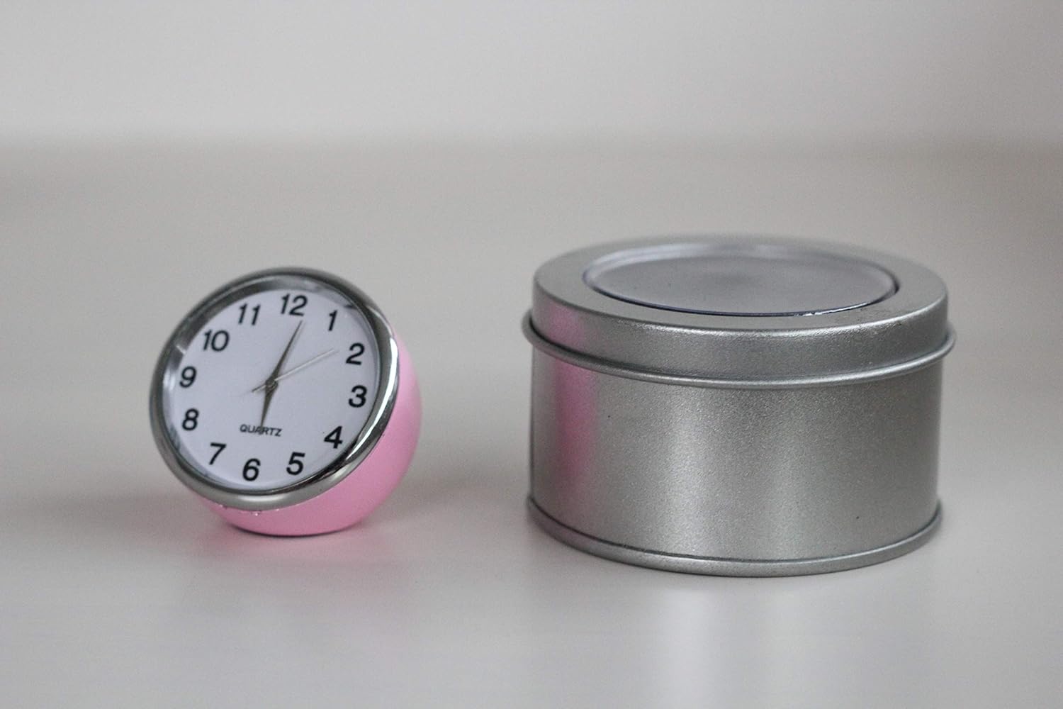 Amazon Co Jp 時計 置き時計 アナログ ミニサイズ 小さい かわいい シンプル カラフル 白 黒 赤 ピンク 青 黄 おしゃれ インテリア アンティーク カフェ ピンク ホーム キッチン