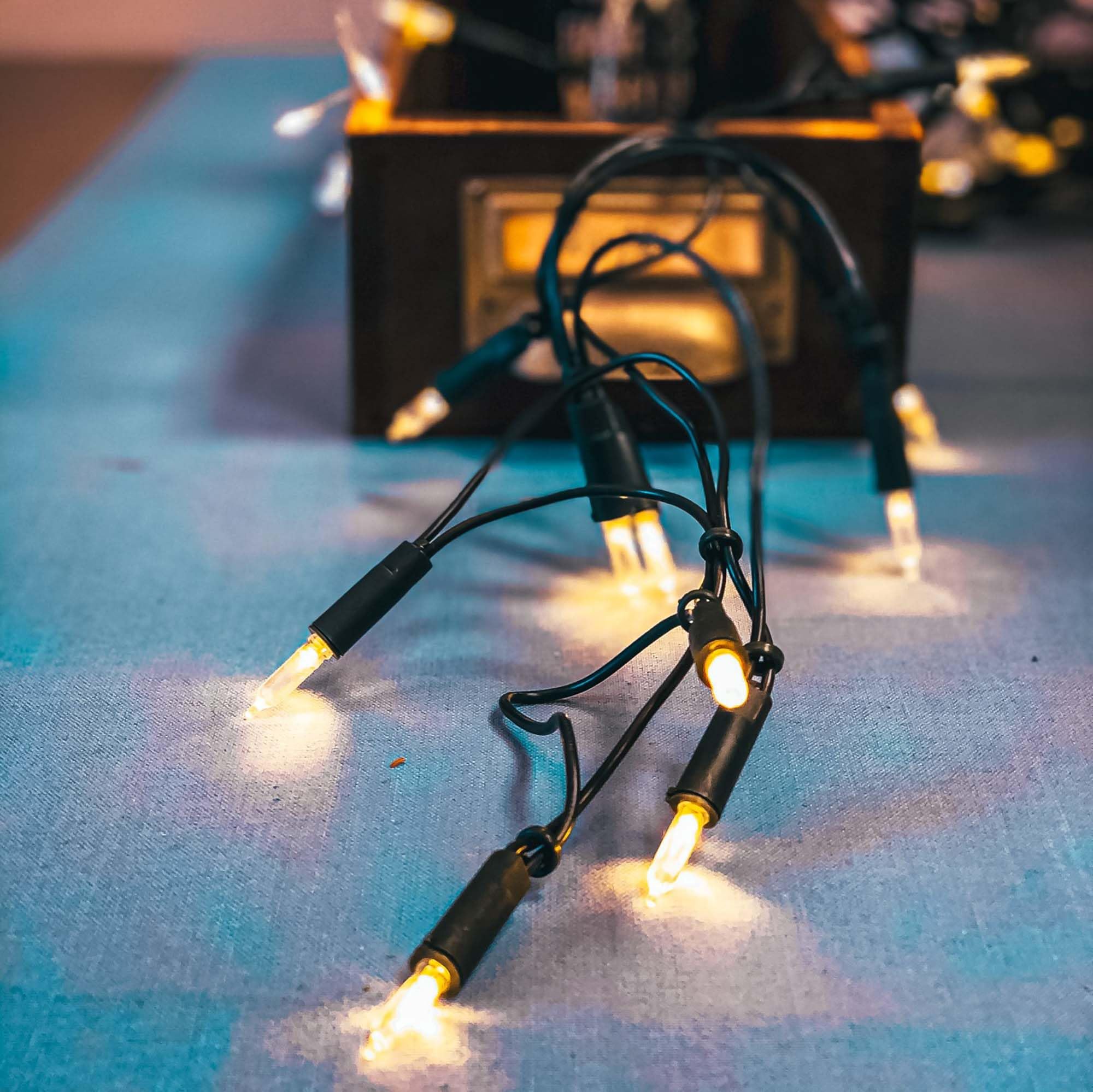 Hellum 835014 Lichtsnoer voor binnen, 50 lampjes, 7,35 m, kerstverlichting, mini-lichtketting voor ramen, kerstdecoratie, kaarsen lichtketting met stekker, lichtsnoer, stopcontact, met groene kabel