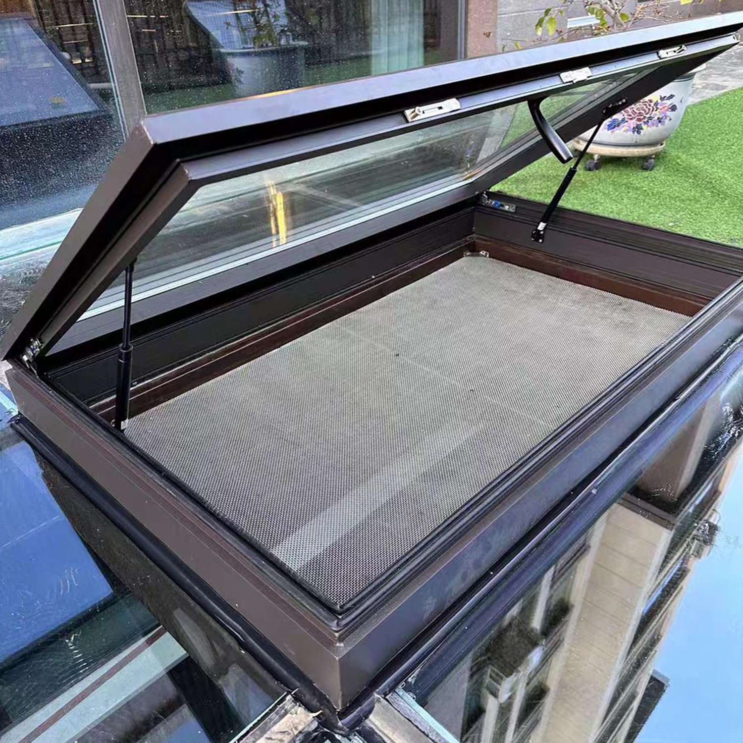 Tragaluz impermeable con vidrio templado doble y apertura eléctrica con mando