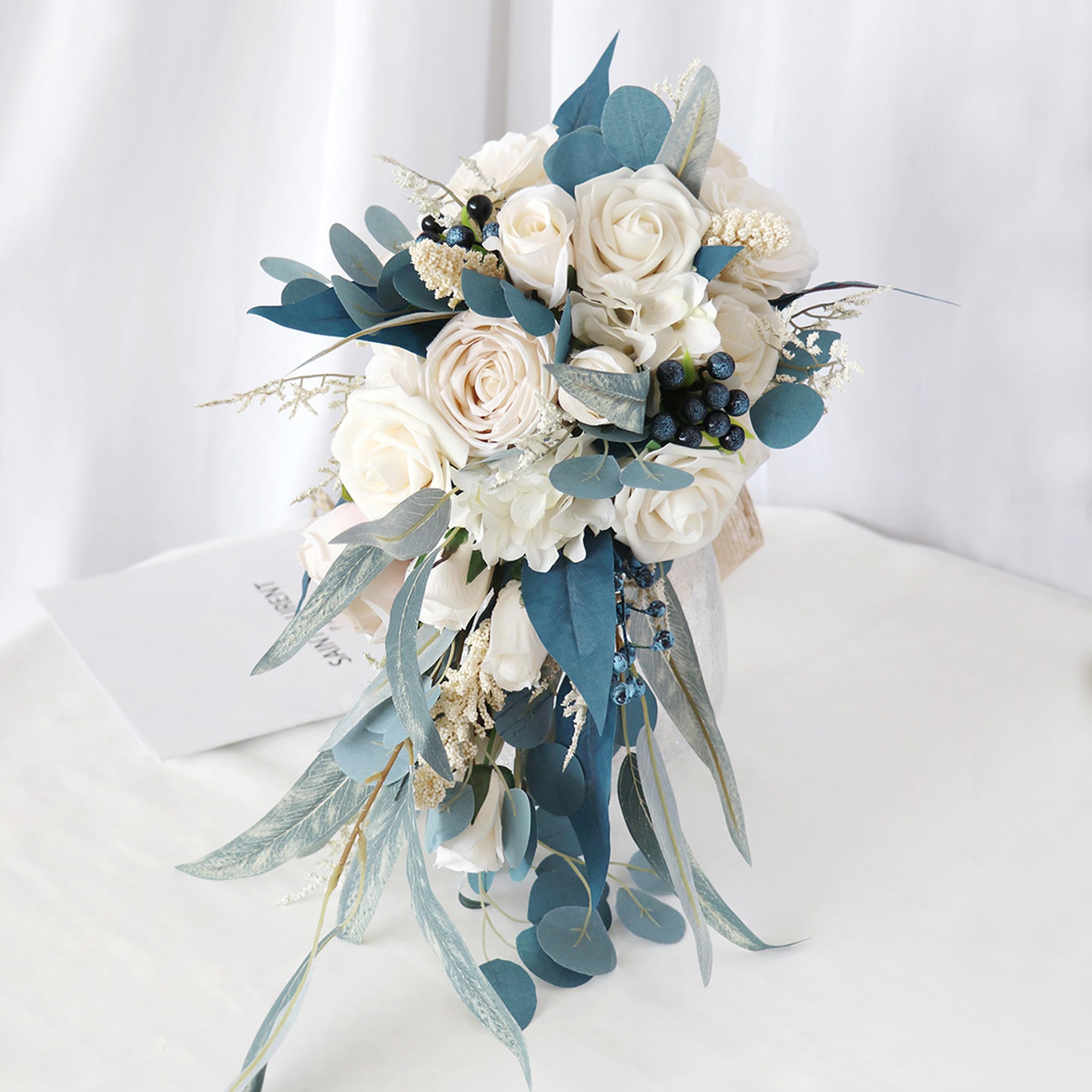 Fiori artificiali, bouquet da sposa per la sposa, bouquet da asimmetrico a cascata con gocce di rosa bianca, bacche e foglie per accessori fotografici e feste di sarchiatura, 10 x 20 pollici